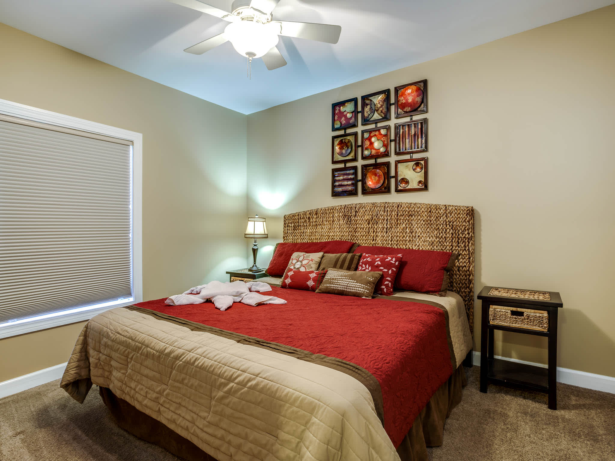 Second bedroom - king size bed