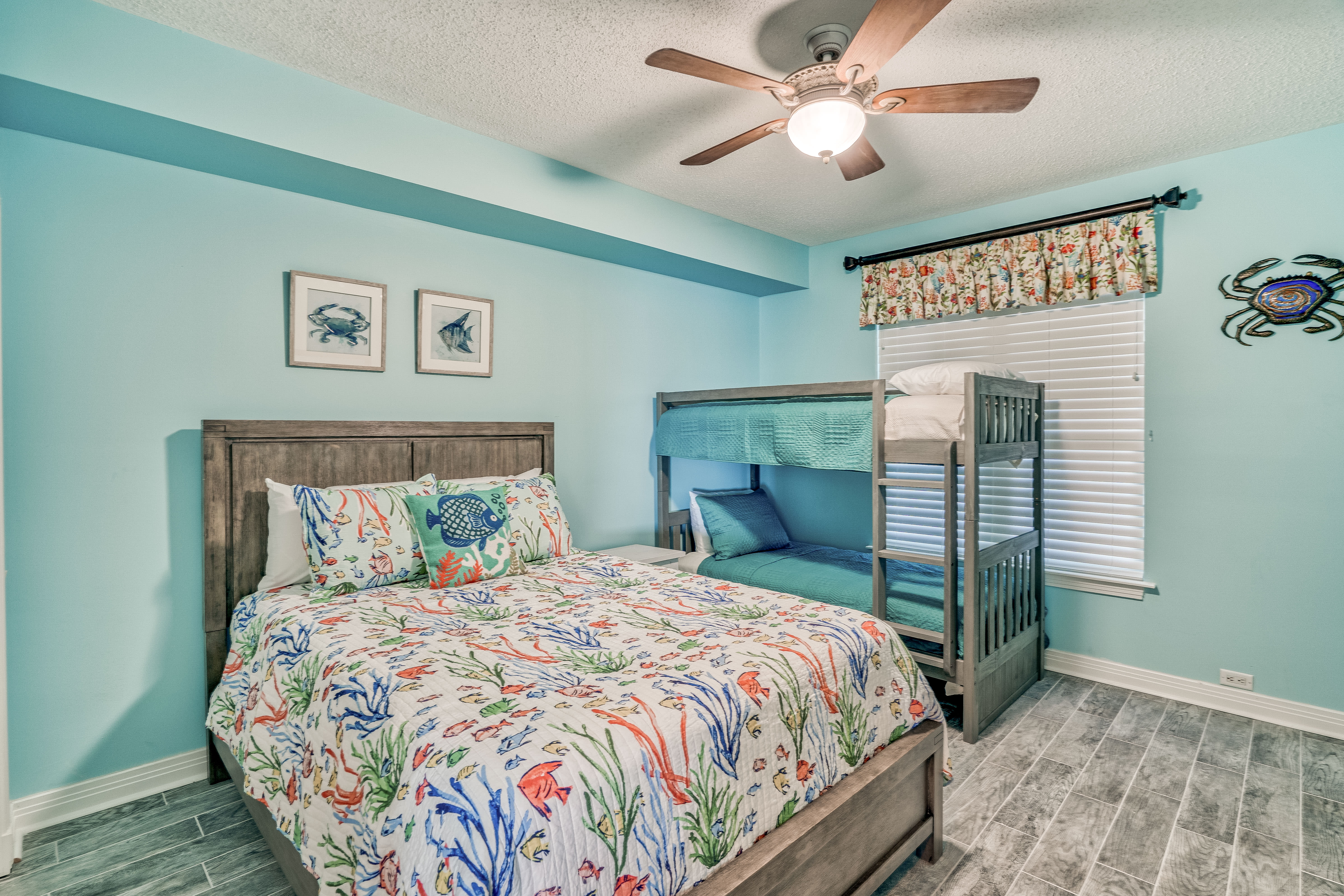 Guest room Queen bed &amp; Twin Bunks