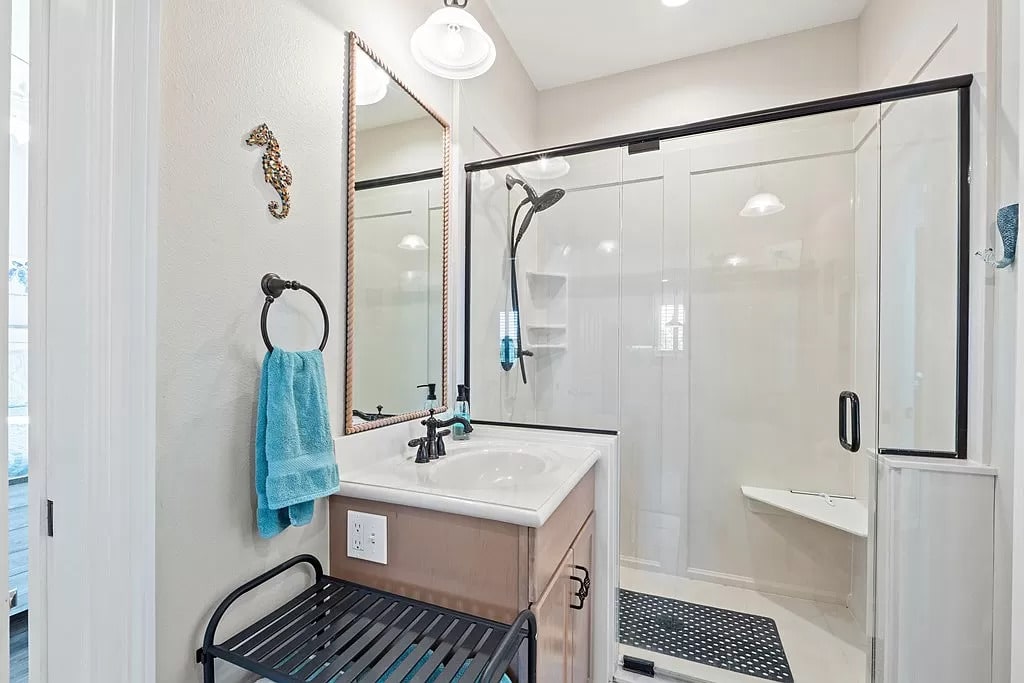 Queen Bedroom Bathroom (Shared Between Queen Bedroom #1 and #2)