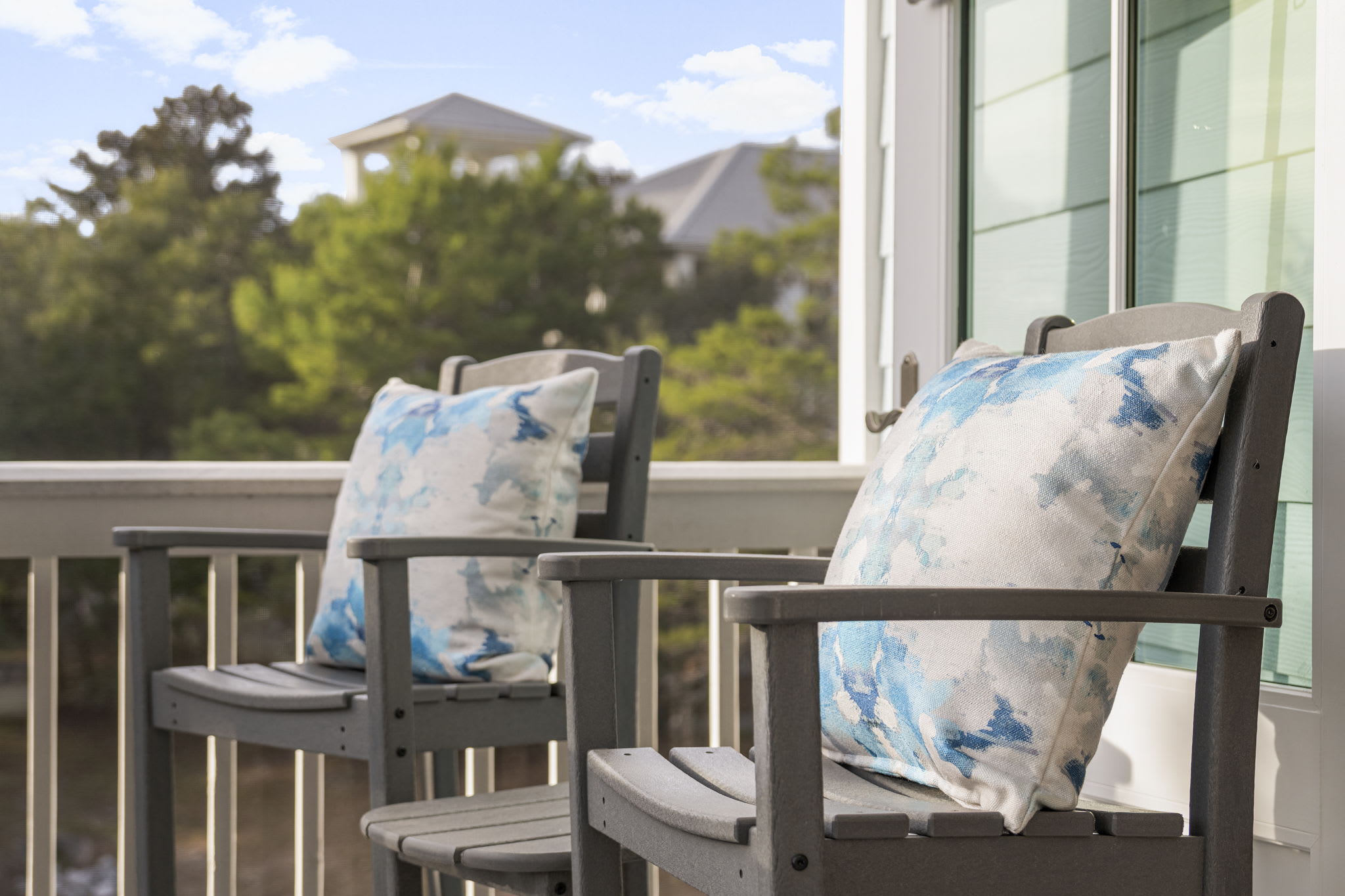 Screened in porch-2 Rocking chairs-2 high top chairs-Watch the bike path on 30A