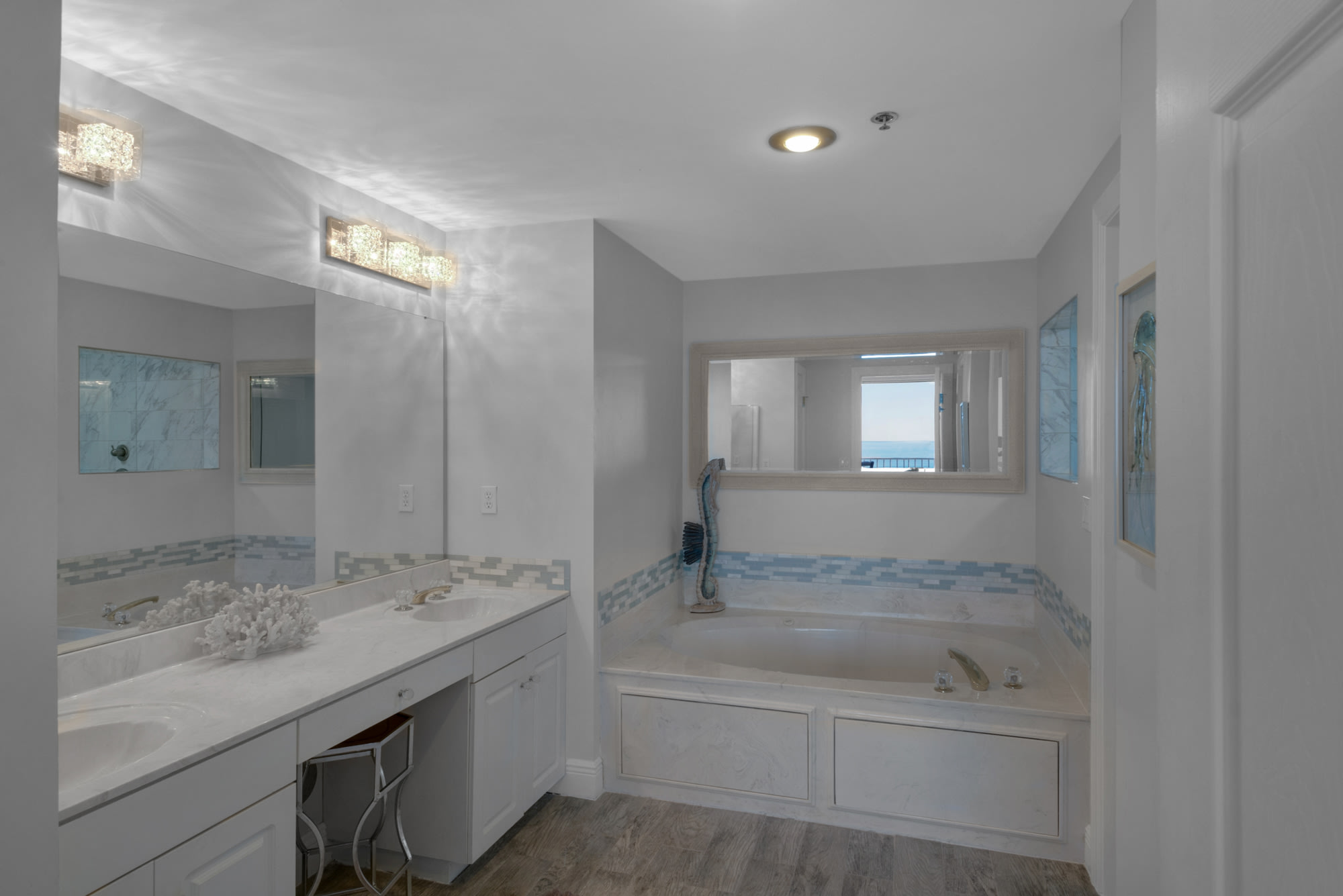 Jacuzzi tub and dual sinks in Master