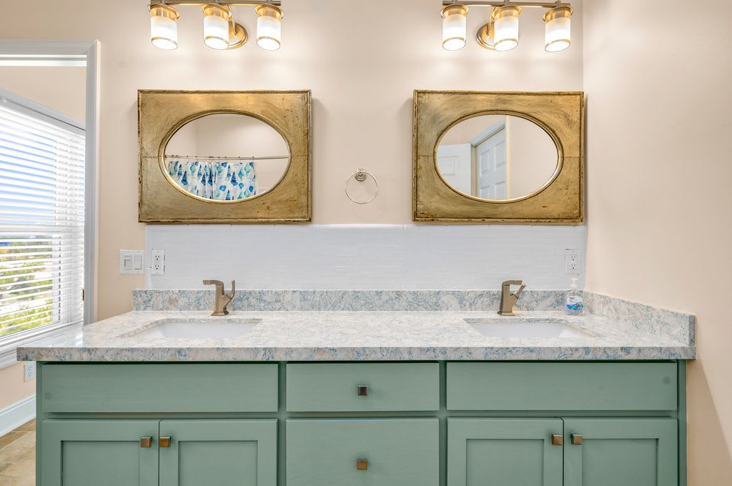 Downstairs private en-suite bath with dual vanity