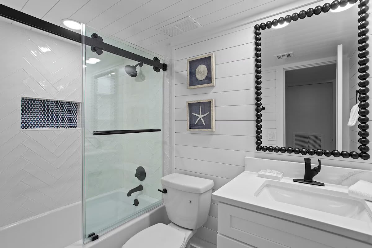 08-Mainsail-162-Guest-Bathroom