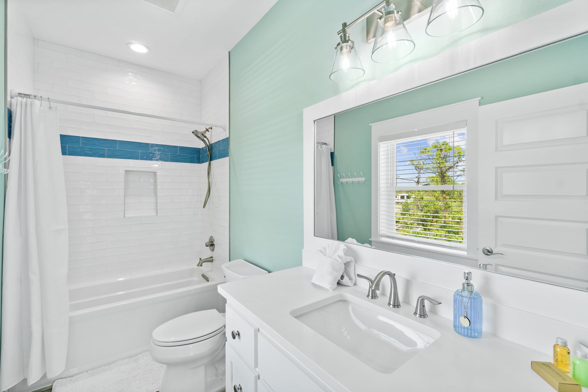 Bunk room Bath with tub, great if you have smalls to bath!