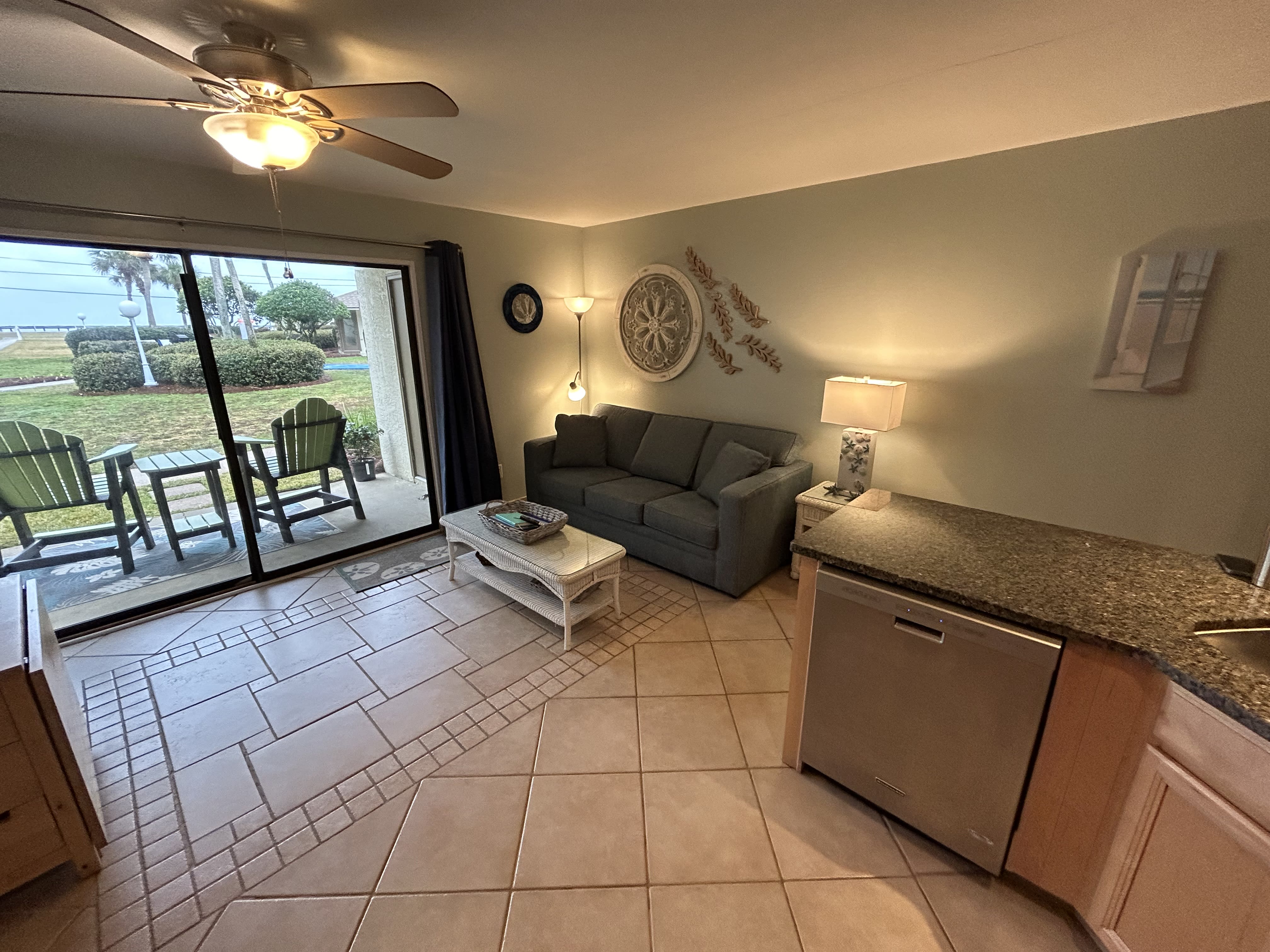 Comfortable queen sofa bed, new 55" Smart TV, spacious living room/kitchen