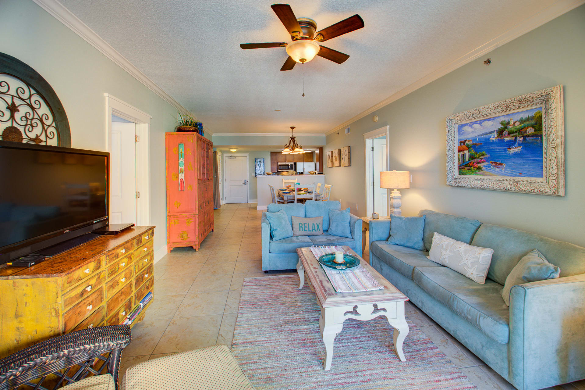 Doors on both sides of spacious condo to master suites; bunk rm across fr kitchen.