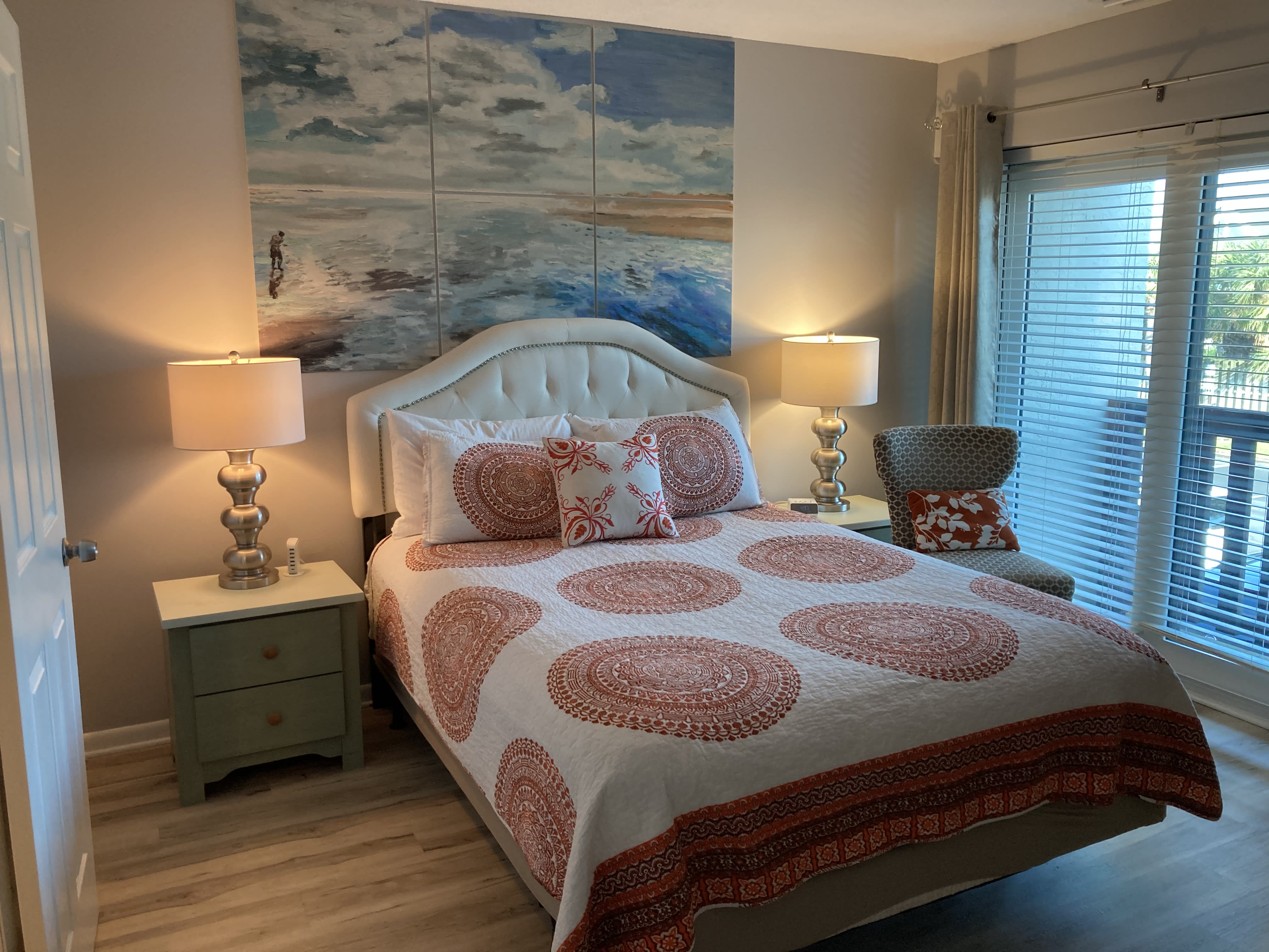 2nd floor bedroom with queen size bed