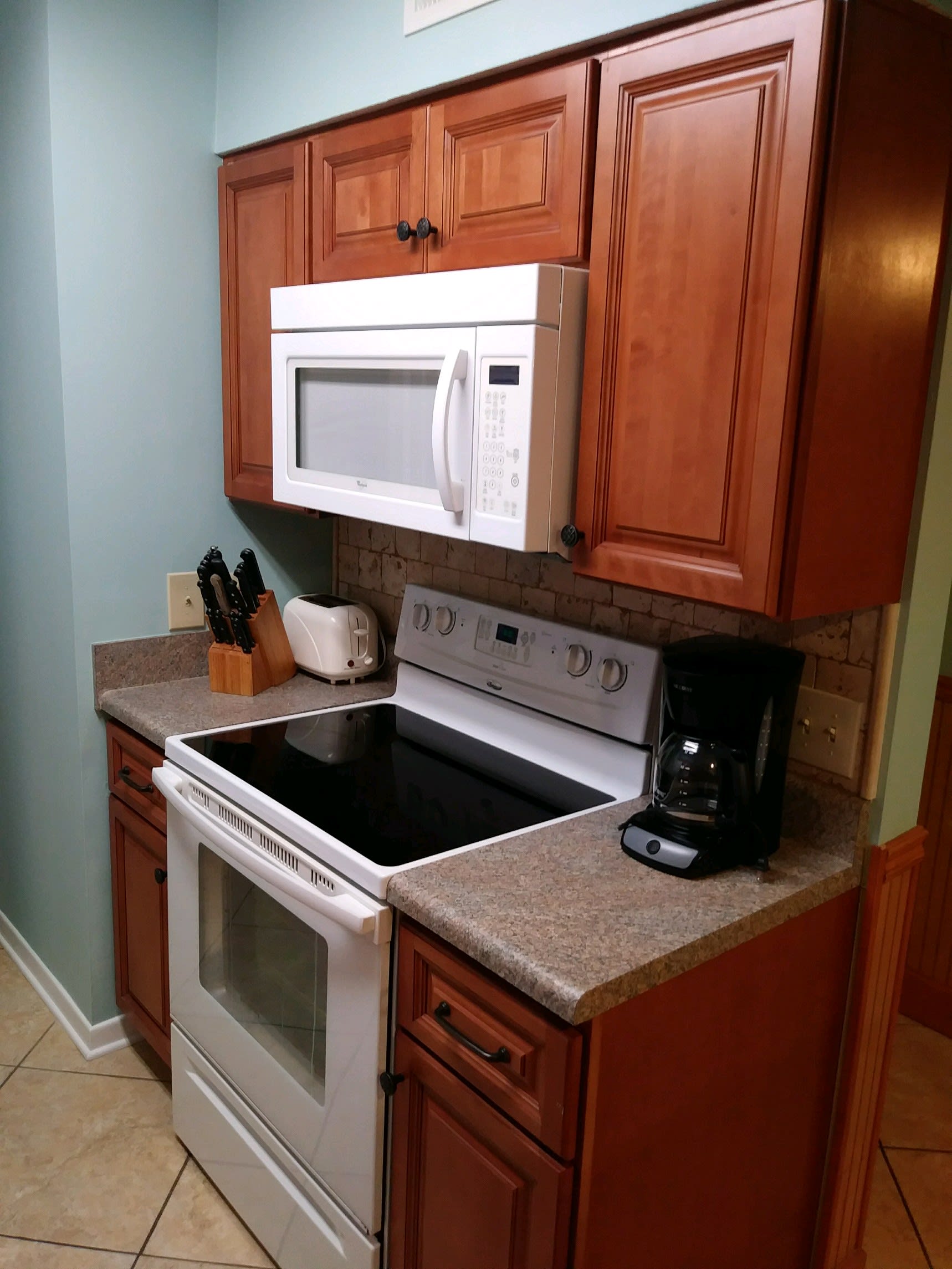 Kitchen w/Eat At Counter