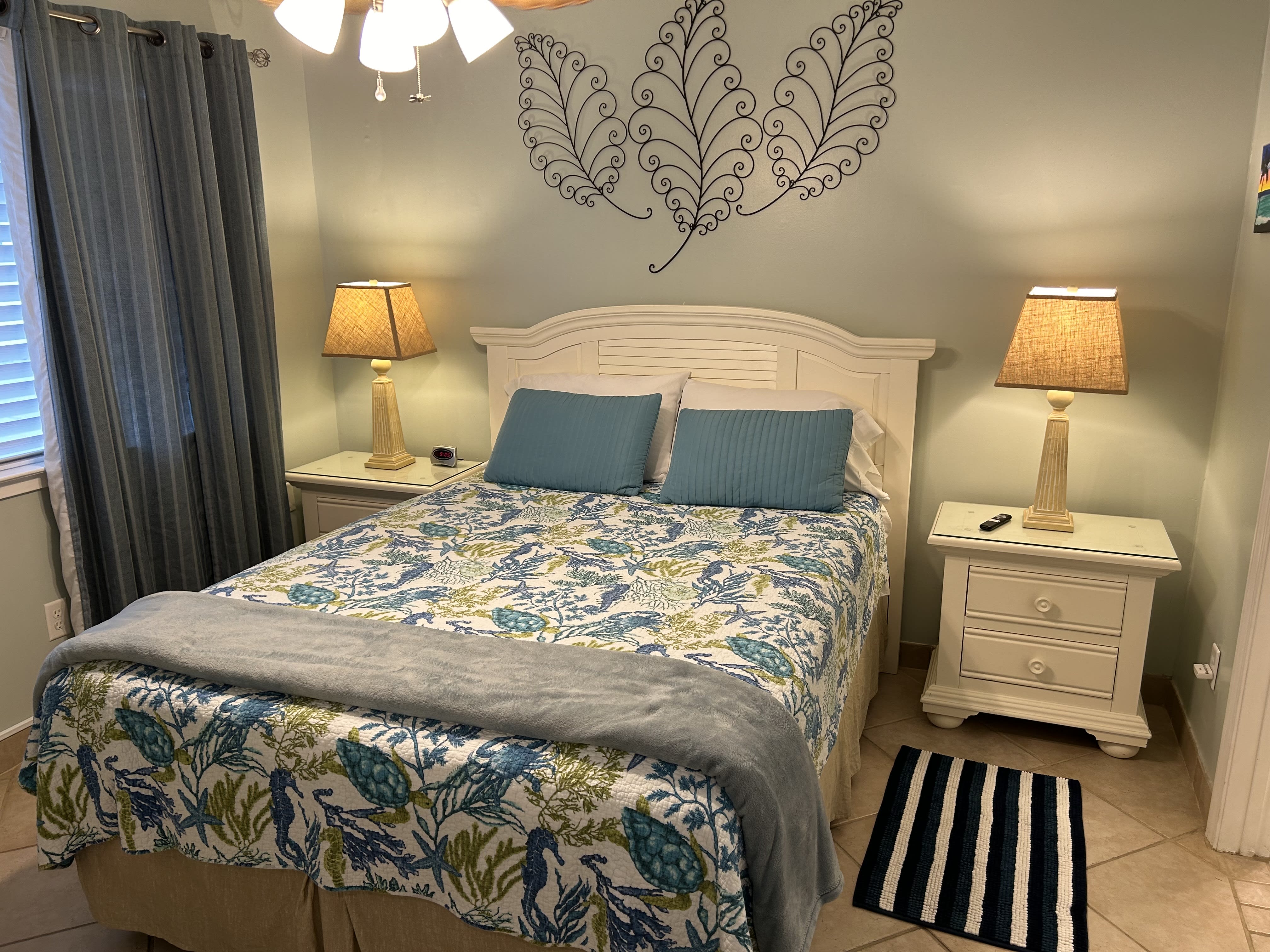 Queen size memory foam bed, new Smart TV and ensuite bathroom