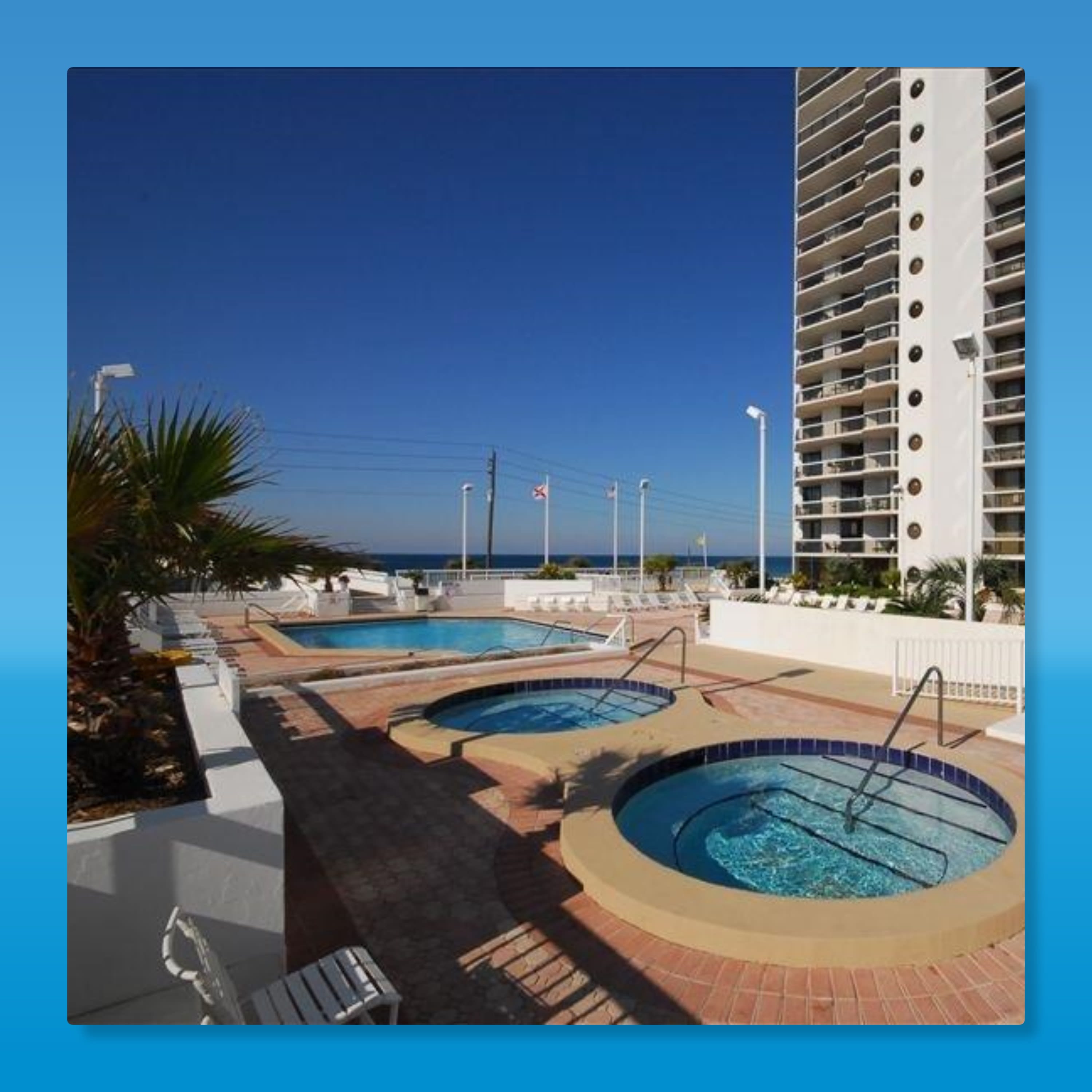 The two hot tubs- a great way to wrap up a day at the beach!