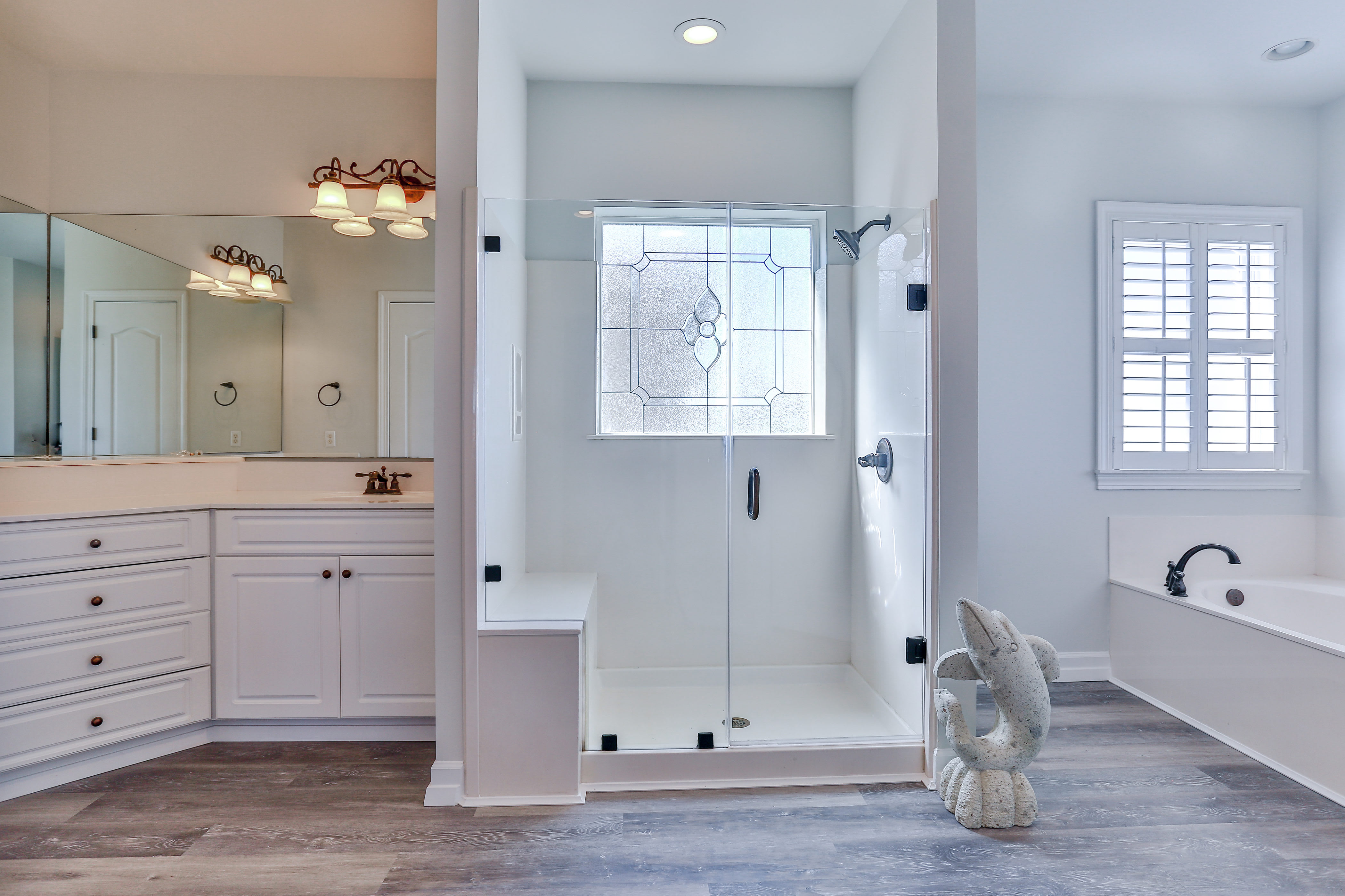 3rd floor master bath w dbl sinks, walk-in closet, jetted tub (poolside)