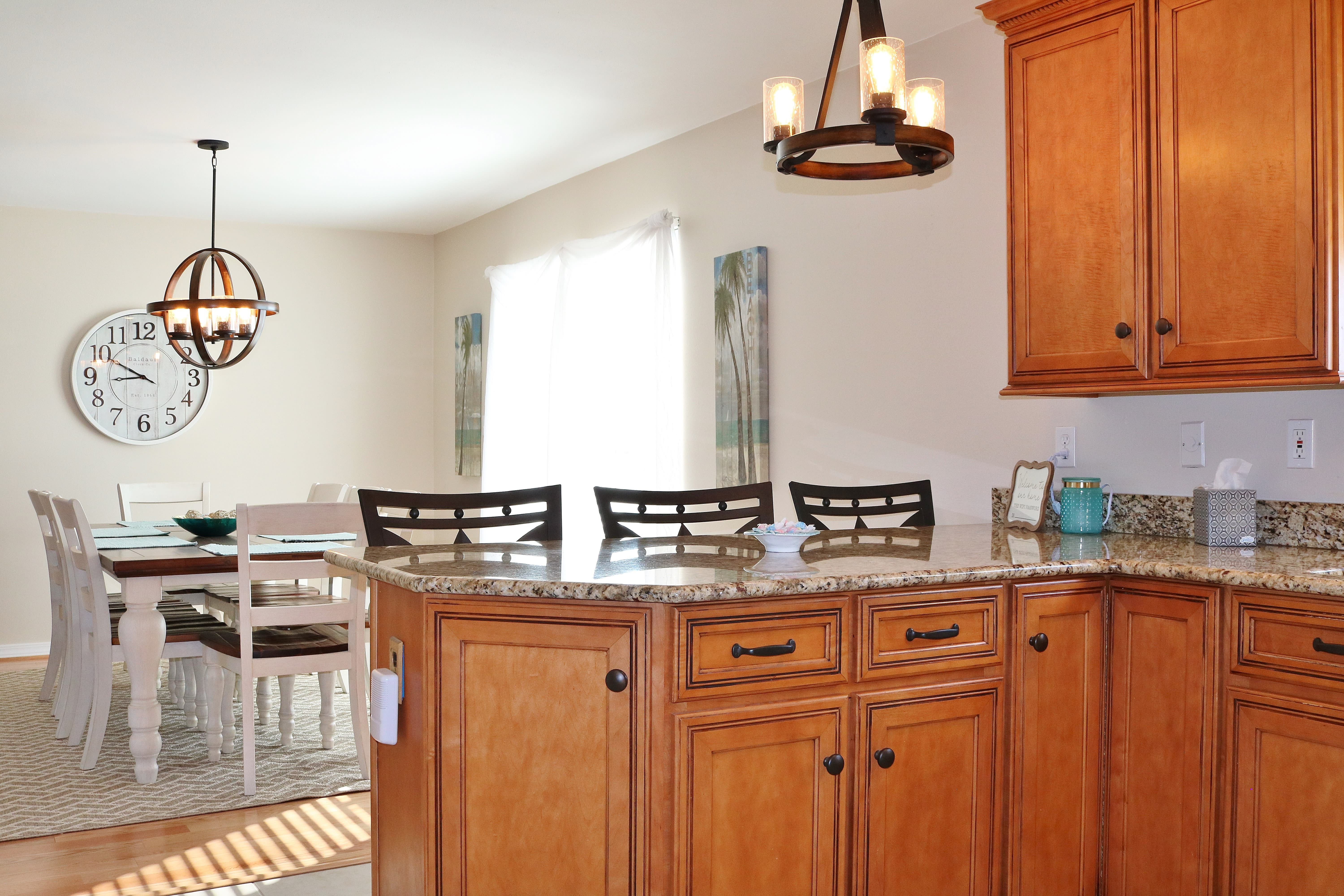 The breakfast bar offer 3 barstools.