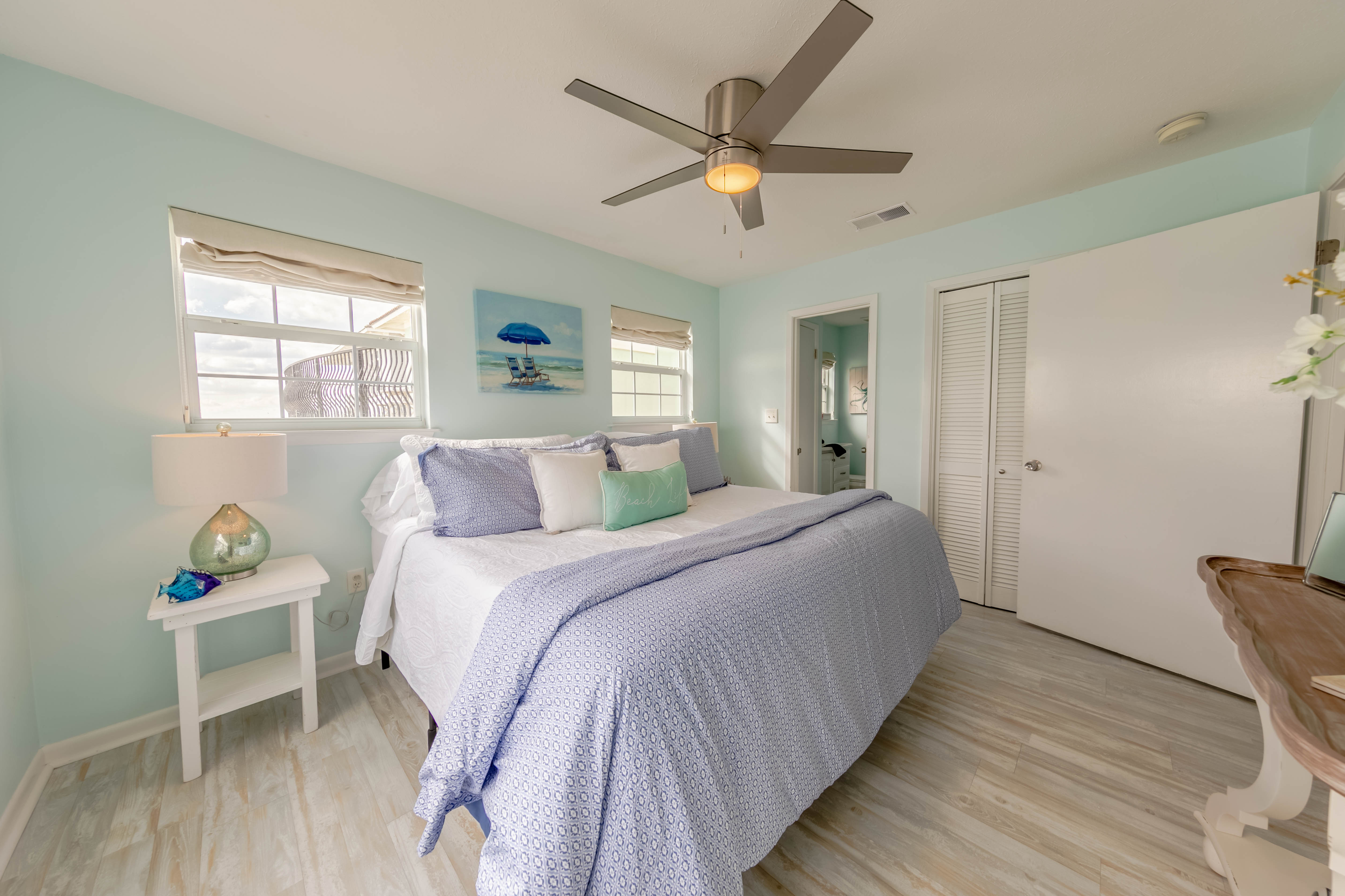 King Bed with 2 firm pillows and 2 soft pillows- Luxury linens and mattress