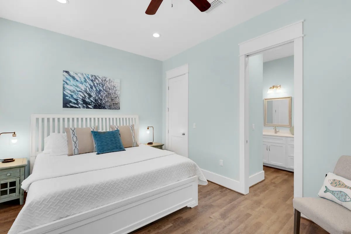 Breeze-23 Bed 3 - Photo 2 - This 2nd floor king suite has the most open floor space of all the bedrooms...making it idea for the young family that needs room for a pack-and-play.