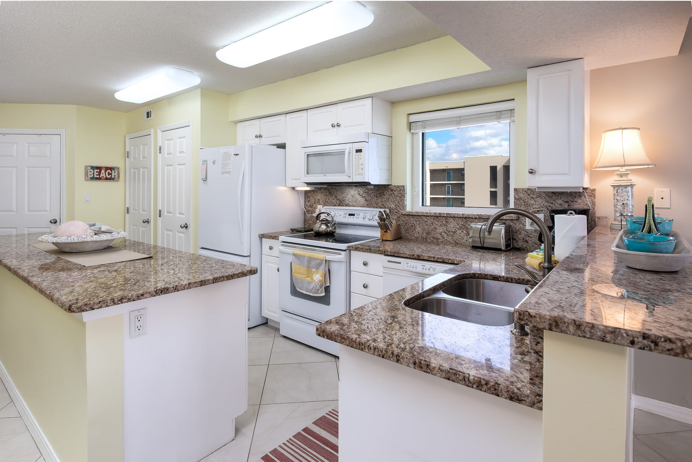 Huge kitchen island, fully equipped kitchen