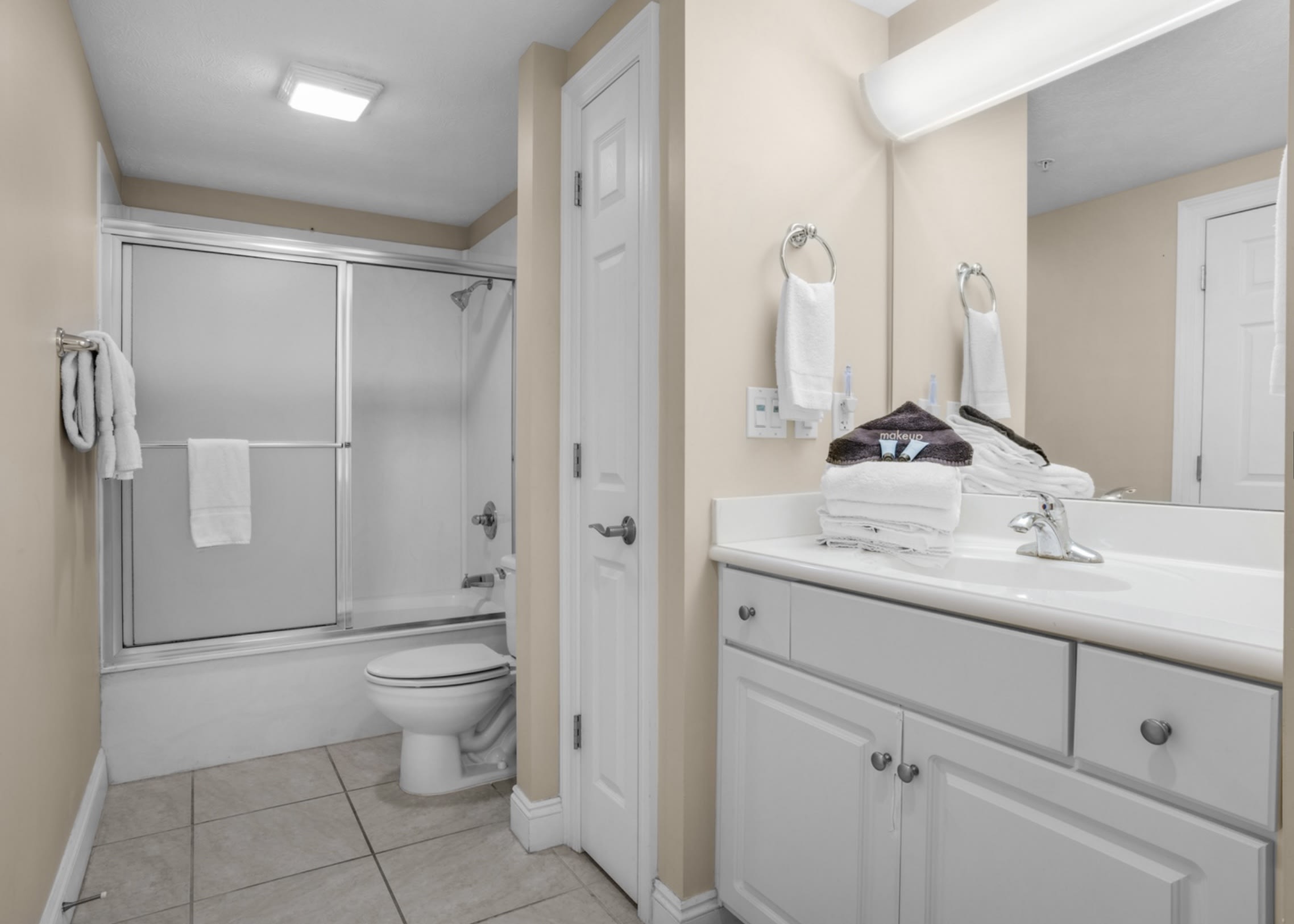 Full bath with soaking tub