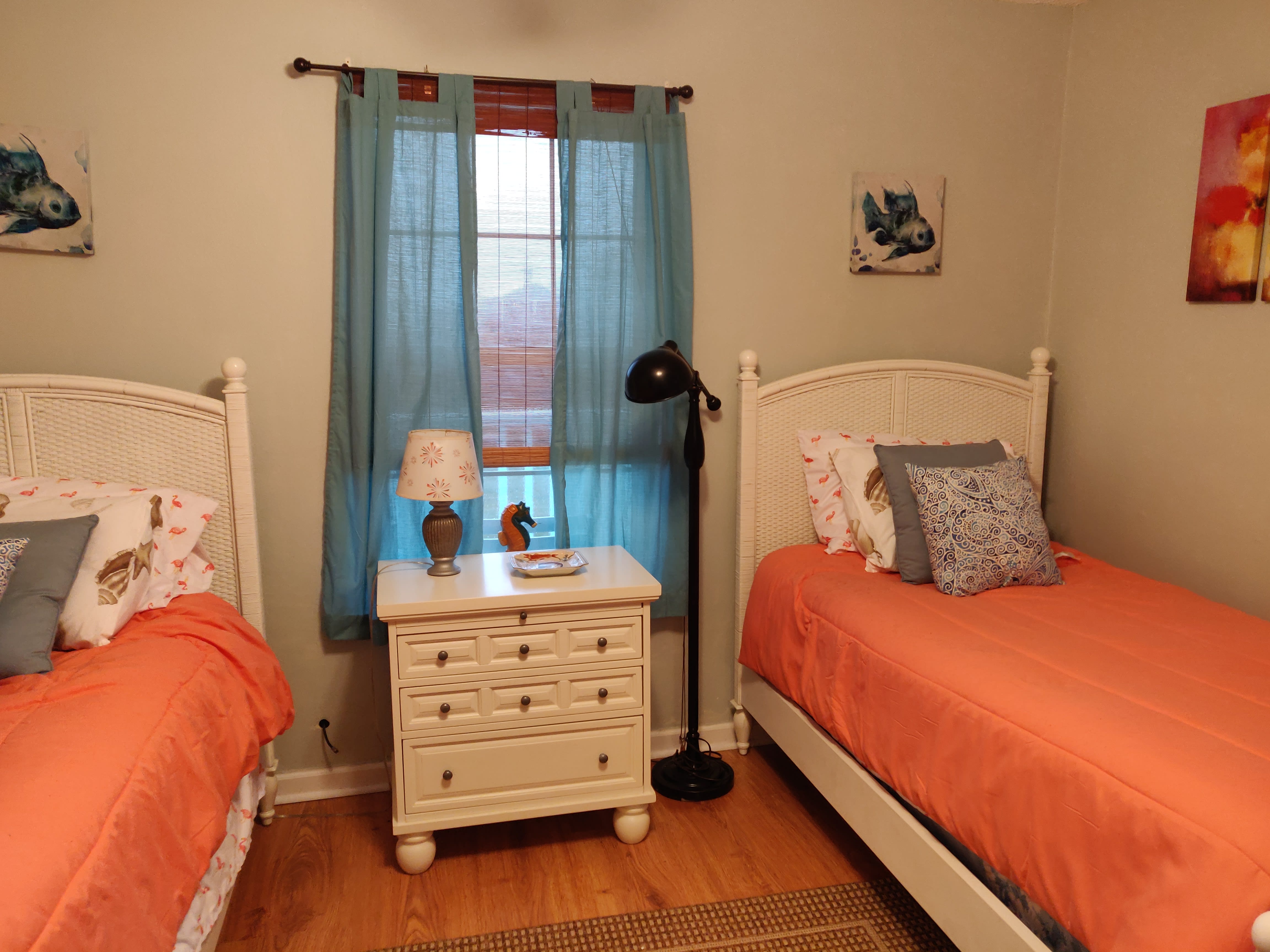 bedroom 2 with 2 twin beds