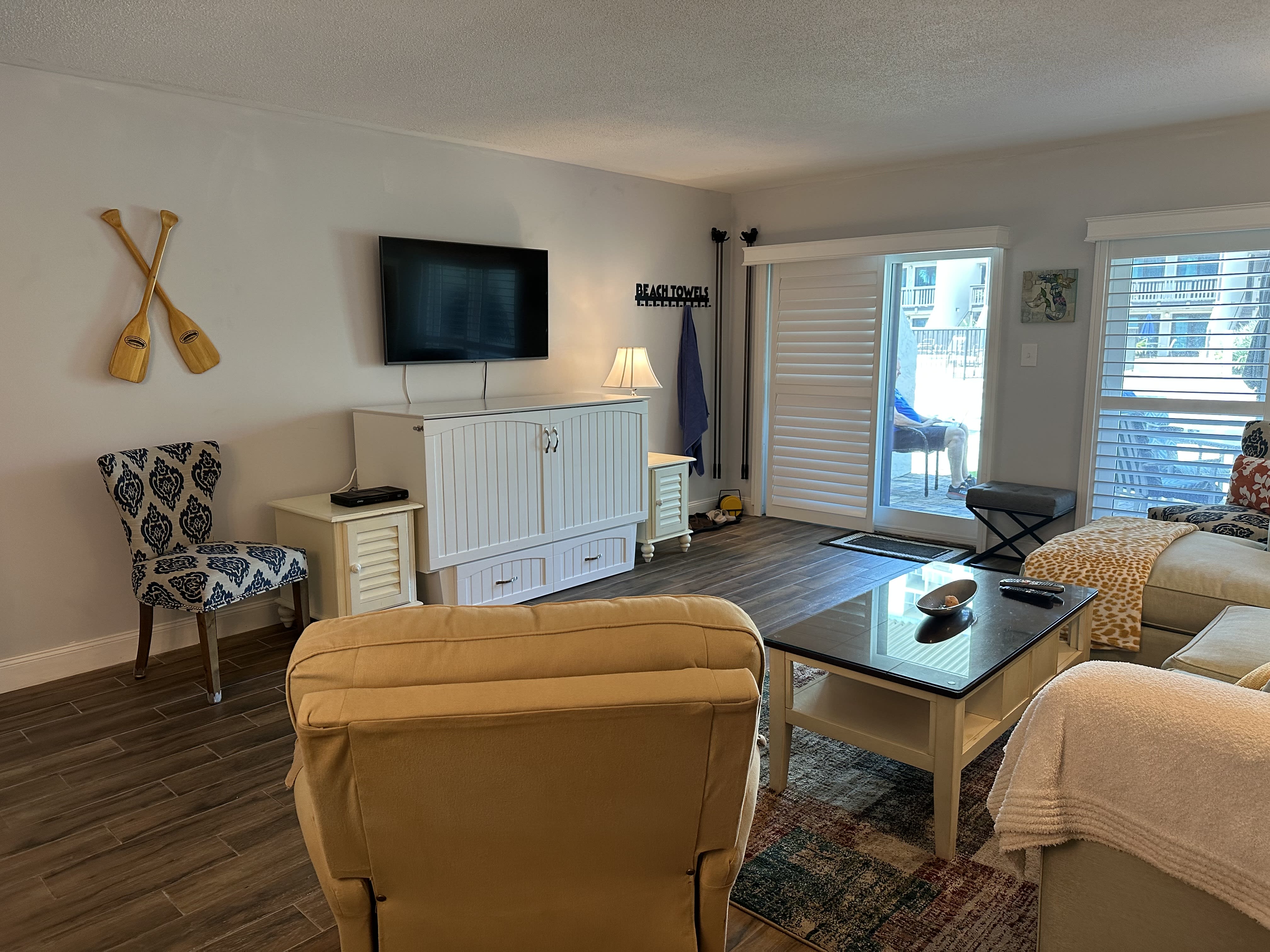 Living room with smart tv and shuffle board supplies