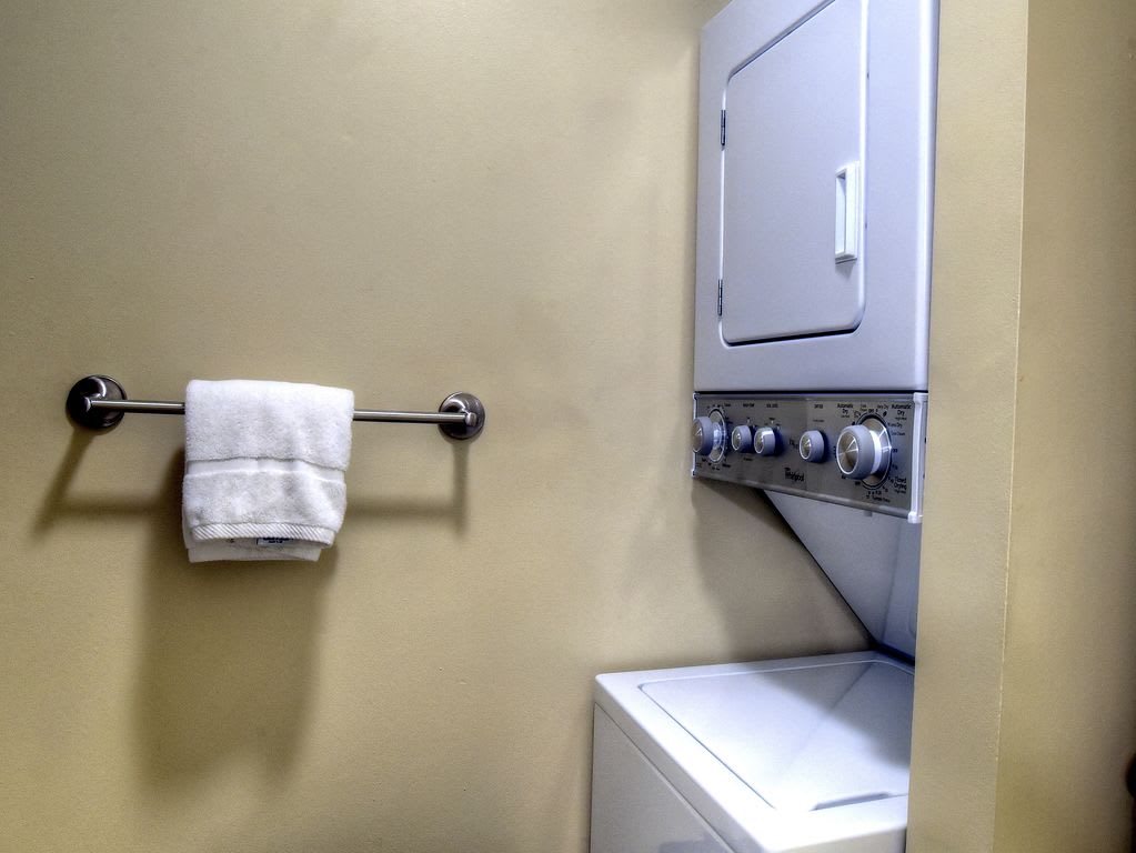 Washer/dryer provided in unit
