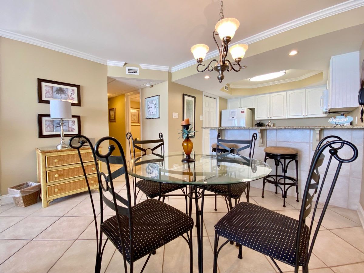 Dining table for 4 plus room for 2 at breakfast bar