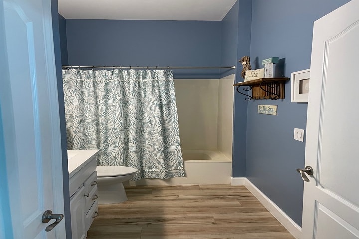Hall bath with tub/shower combination