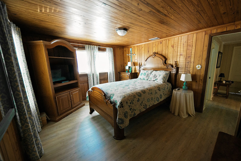 Guest room 2 - queen bed