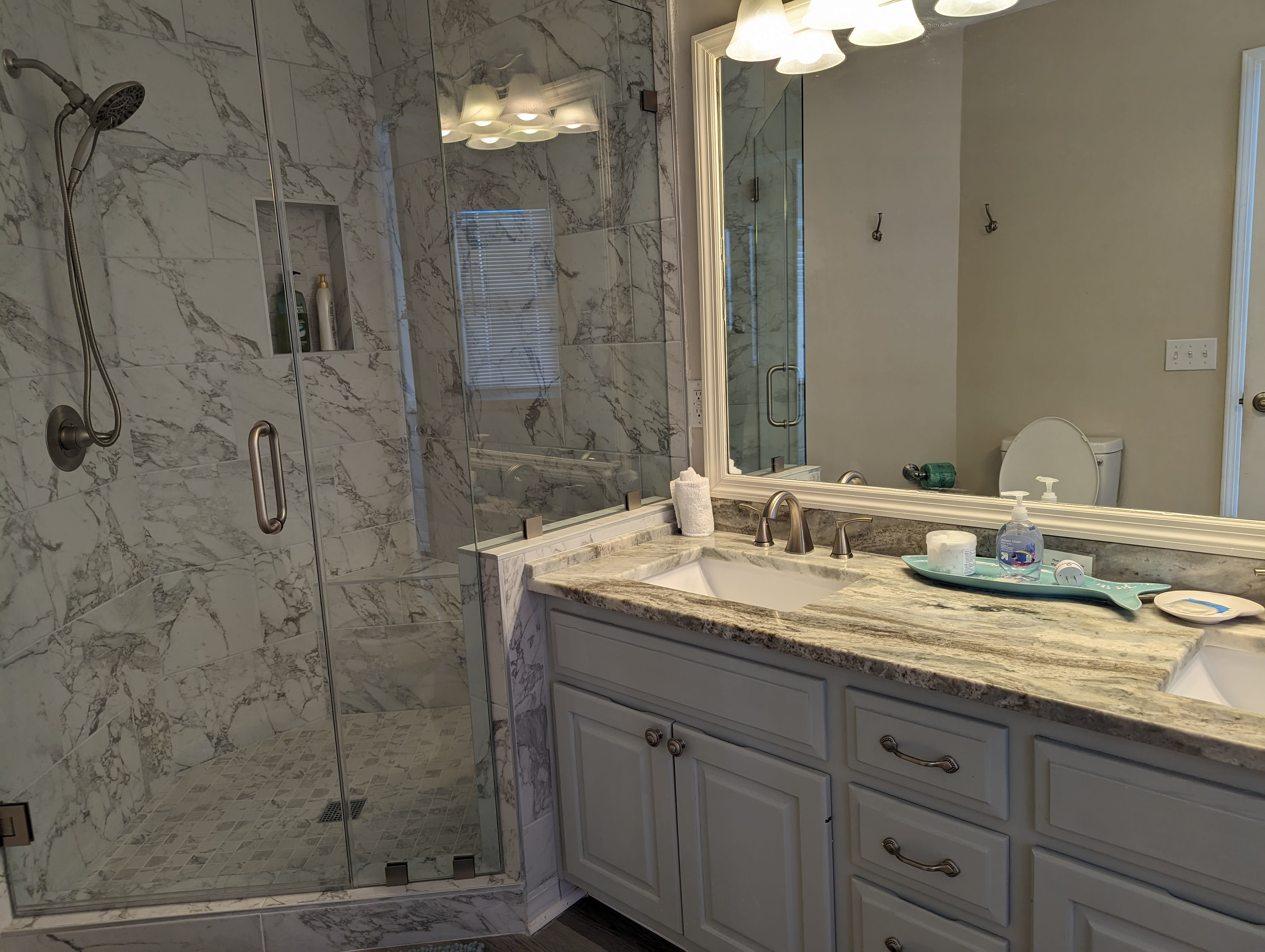 Updated MB w tile to the ceiling, glass doors, and granite counters