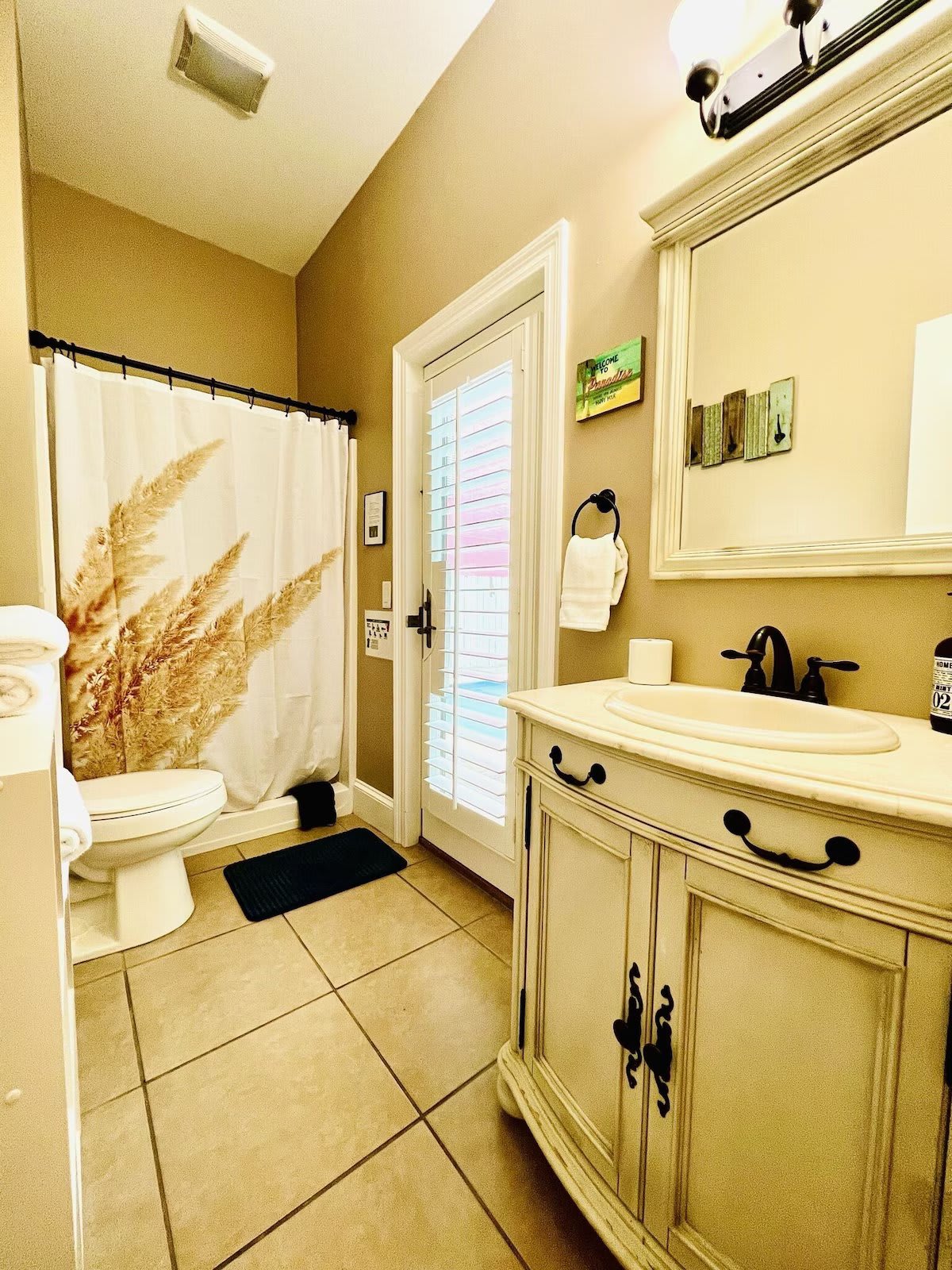Bathroom with access to the pool area, 1st Floor