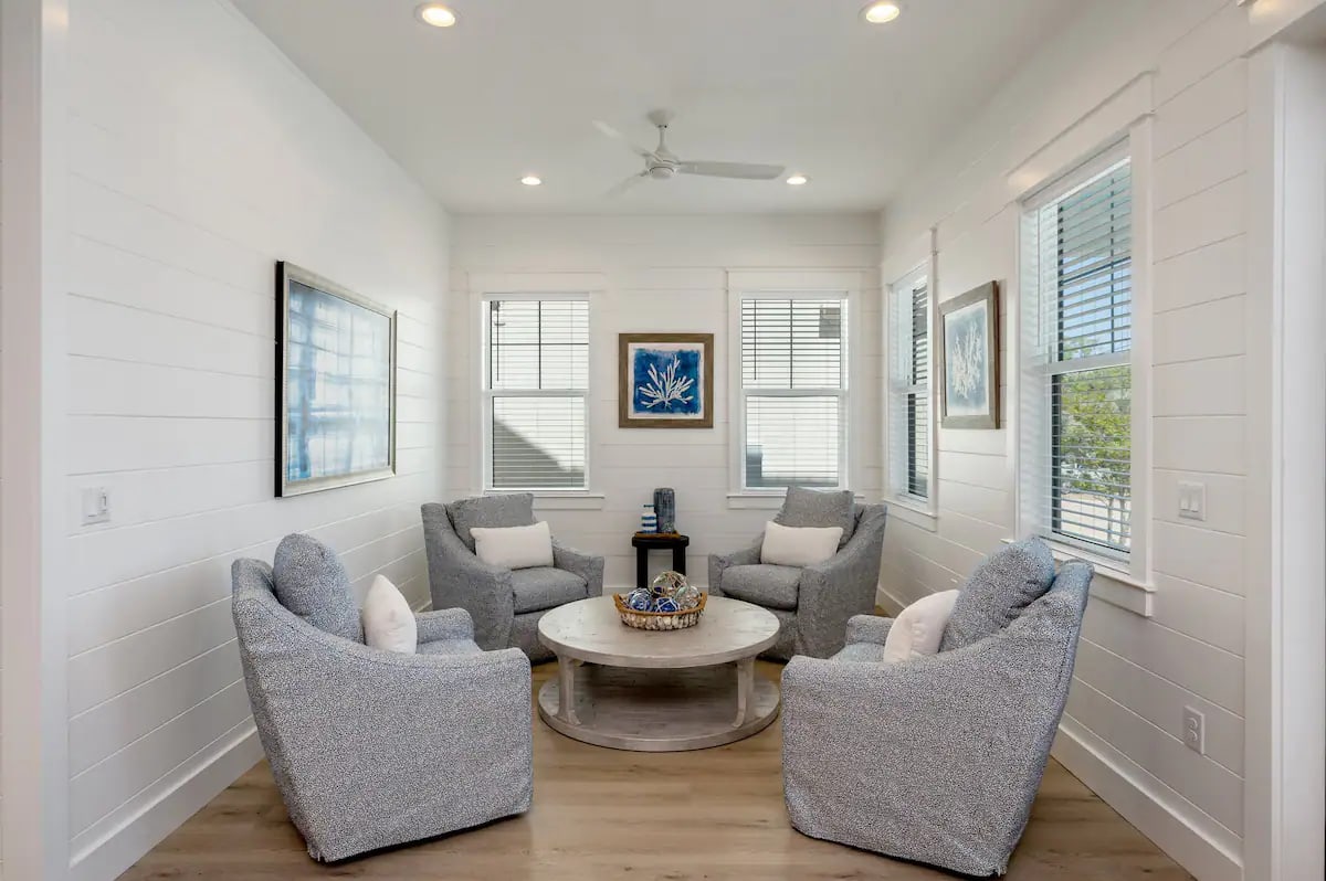 Mariner-18 nook off the kitchen creates a cozy space for coffee and conversation