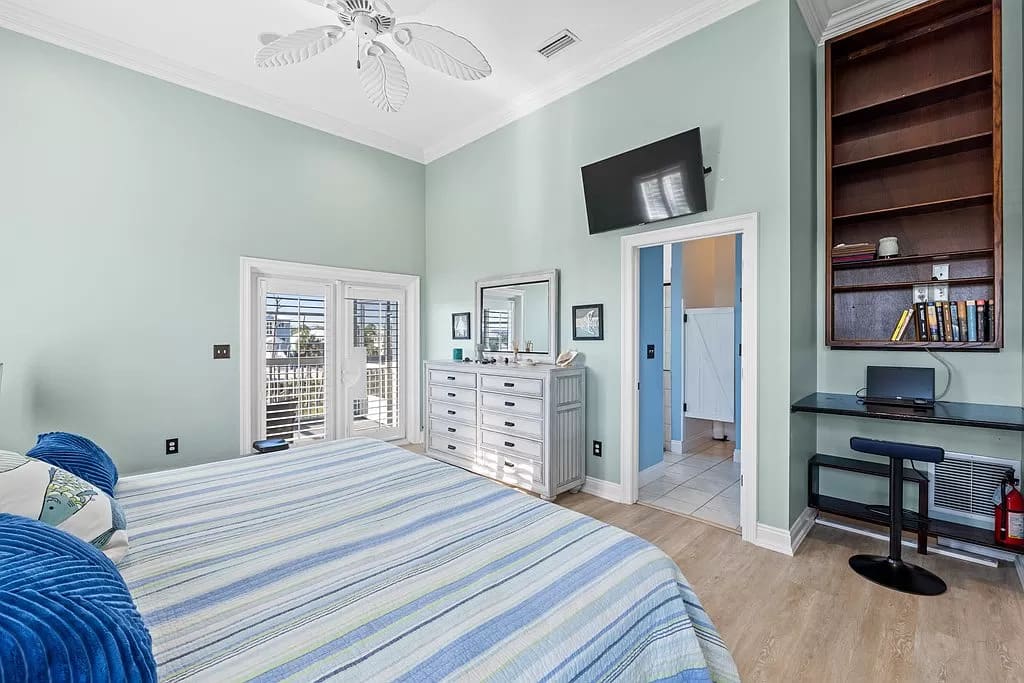 Primary Bedroom (King)