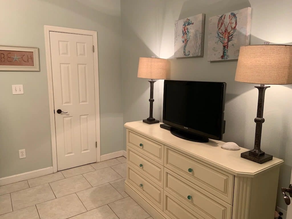 Master king bedroom with HD TV, cable channels provided!