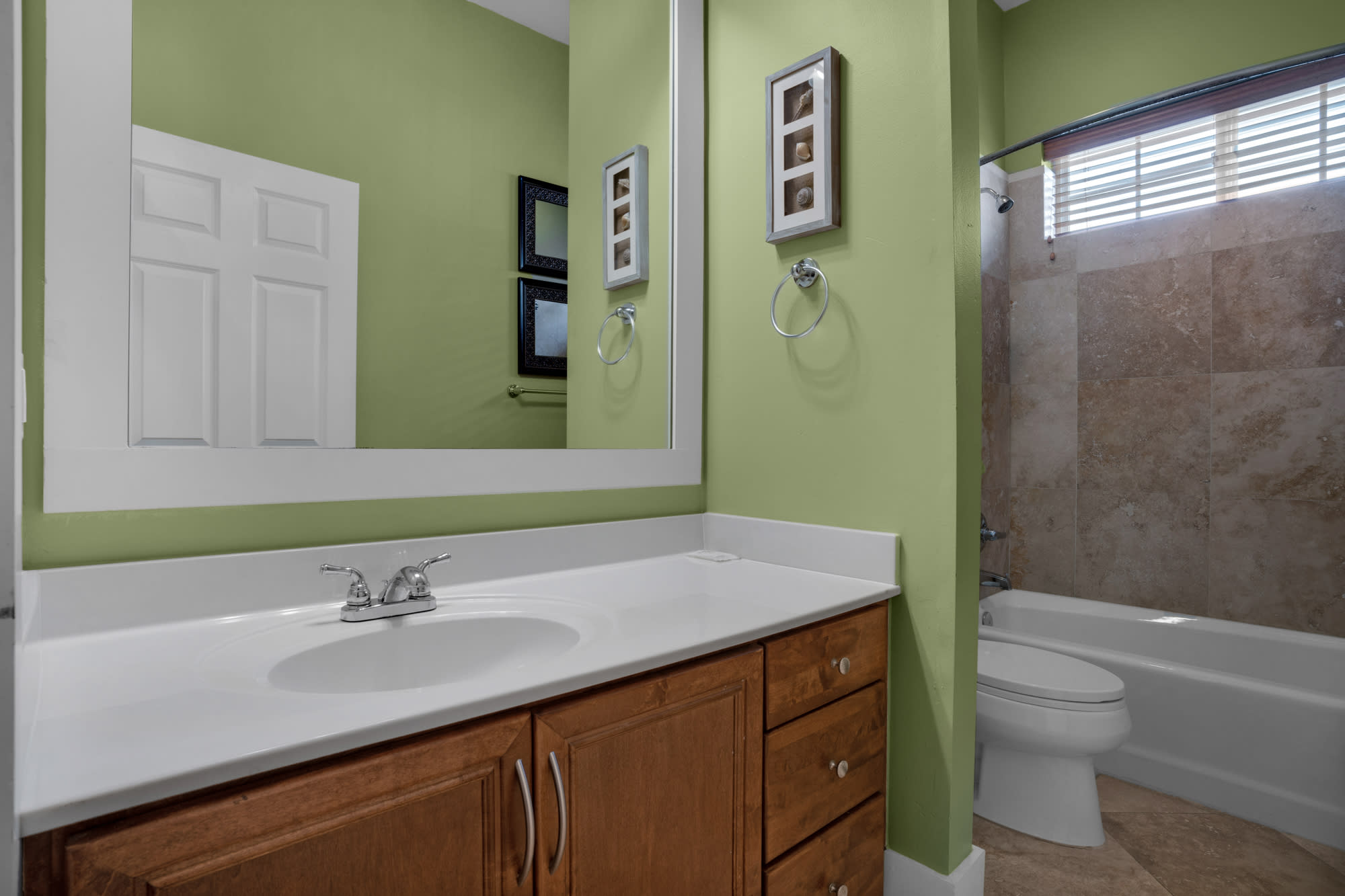 1st floor bathroom: tub/shower combo