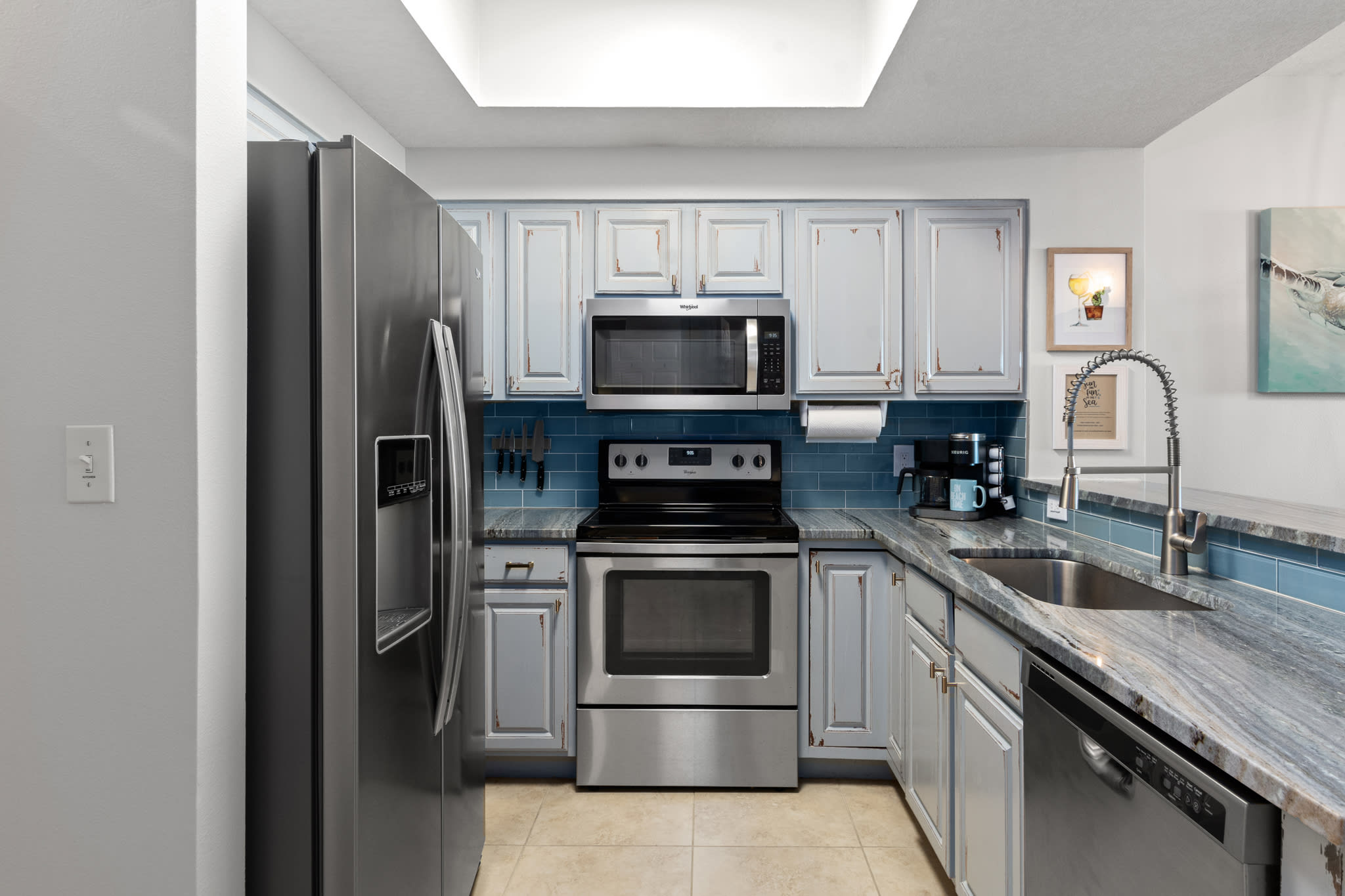 [Kitchen] Fully equipped with a breakfast bar for 4