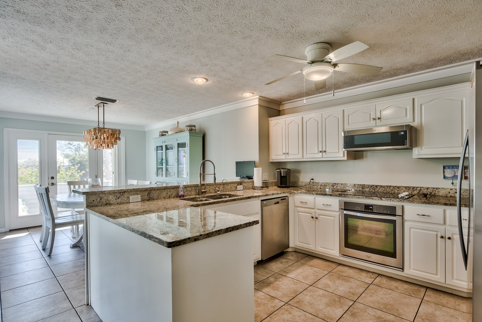 Kitchen area, stocked with everything you need to prepare a fantastic meal!