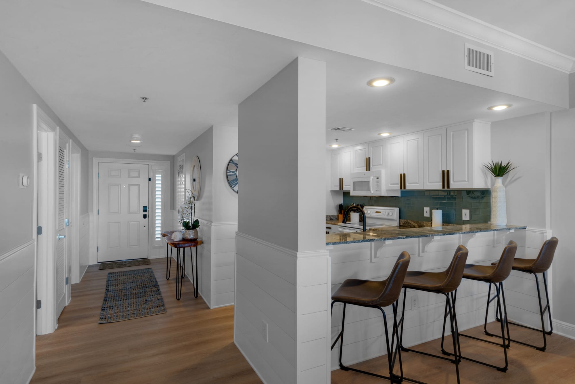 Seating for 4 at the kitchen bar