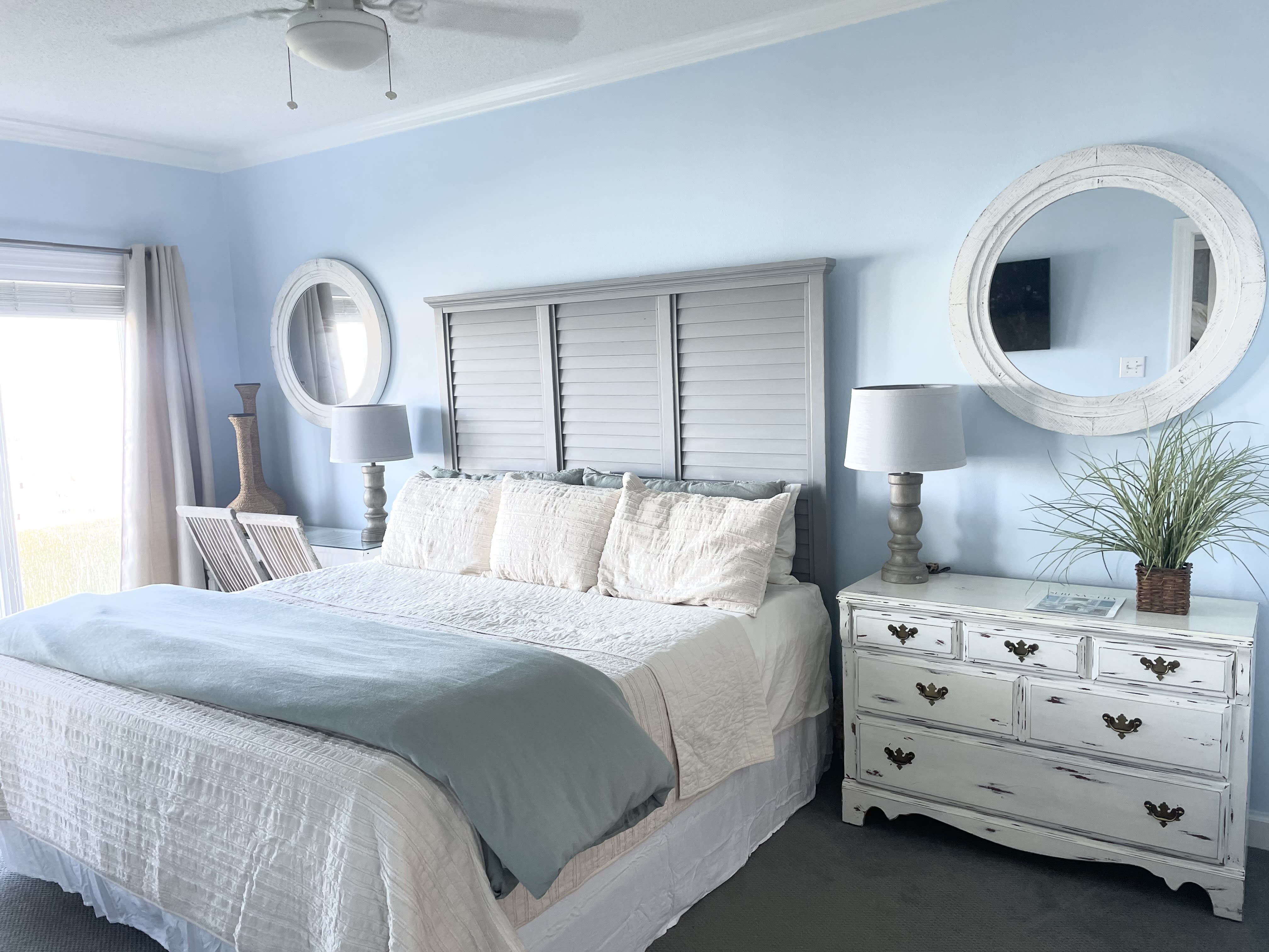 MASTER BEDROOM WITH KING SIZE BED, FLAT SCREEN TV &amp; DRESSER 