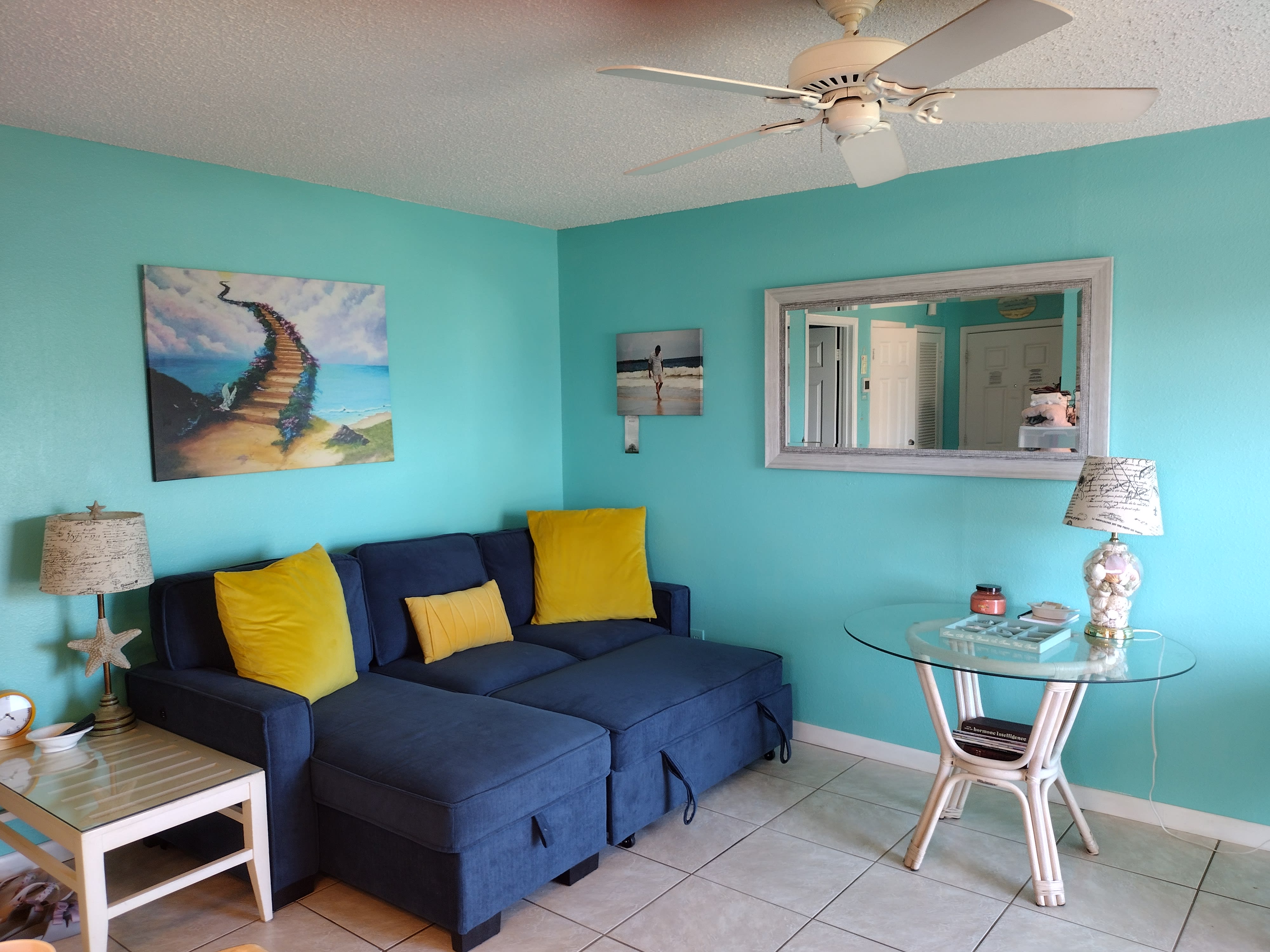 Livingroom with pullout couch.