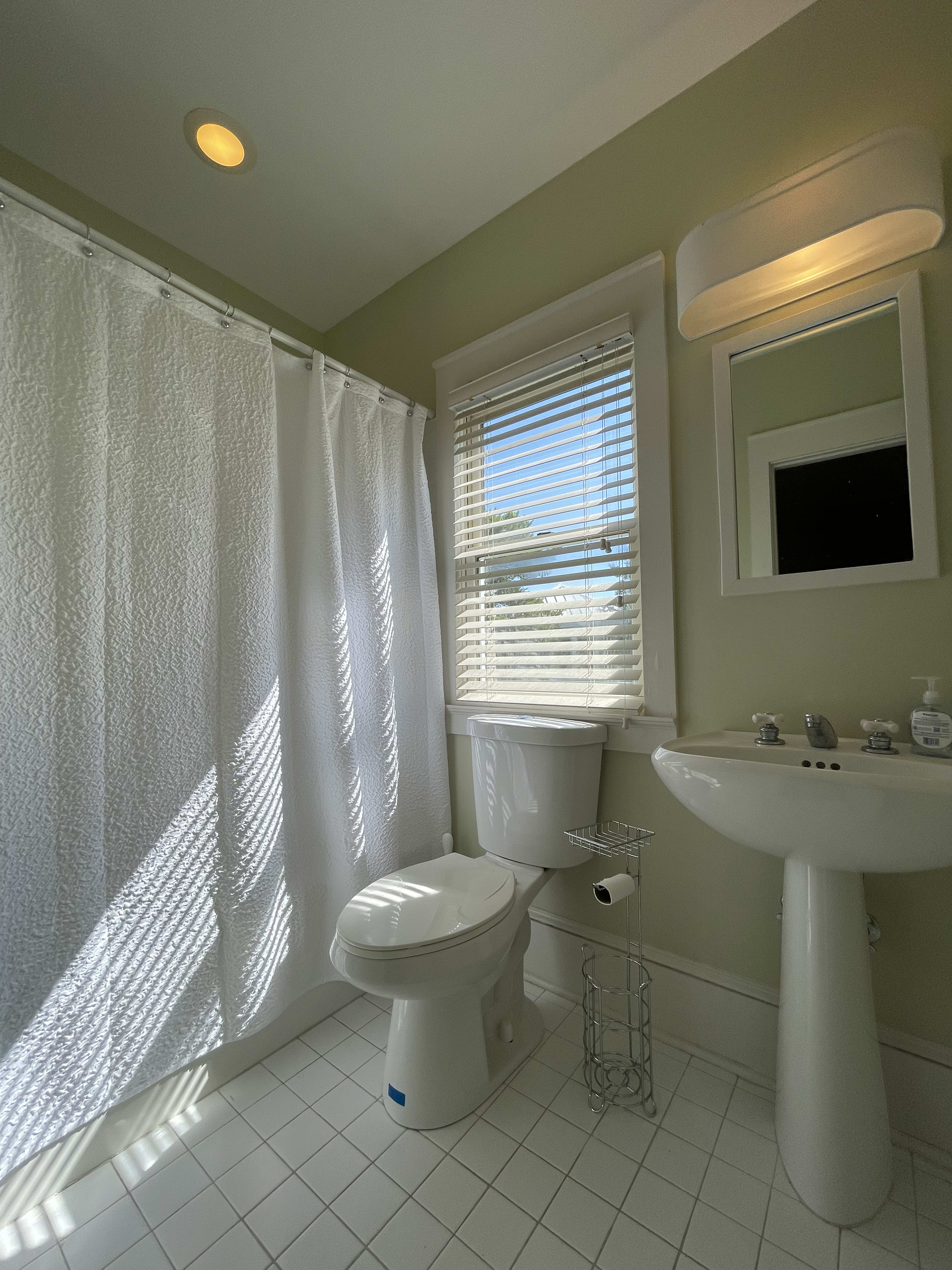 Full bathroom, tub w/ shower