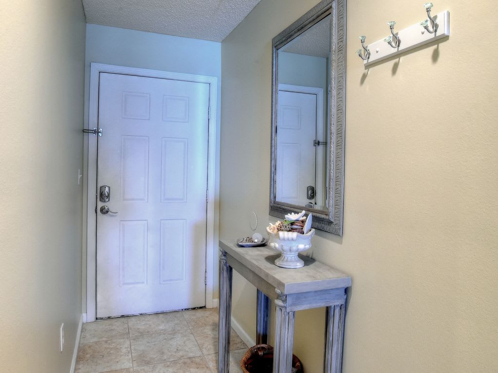 Front entry door/Entry hall