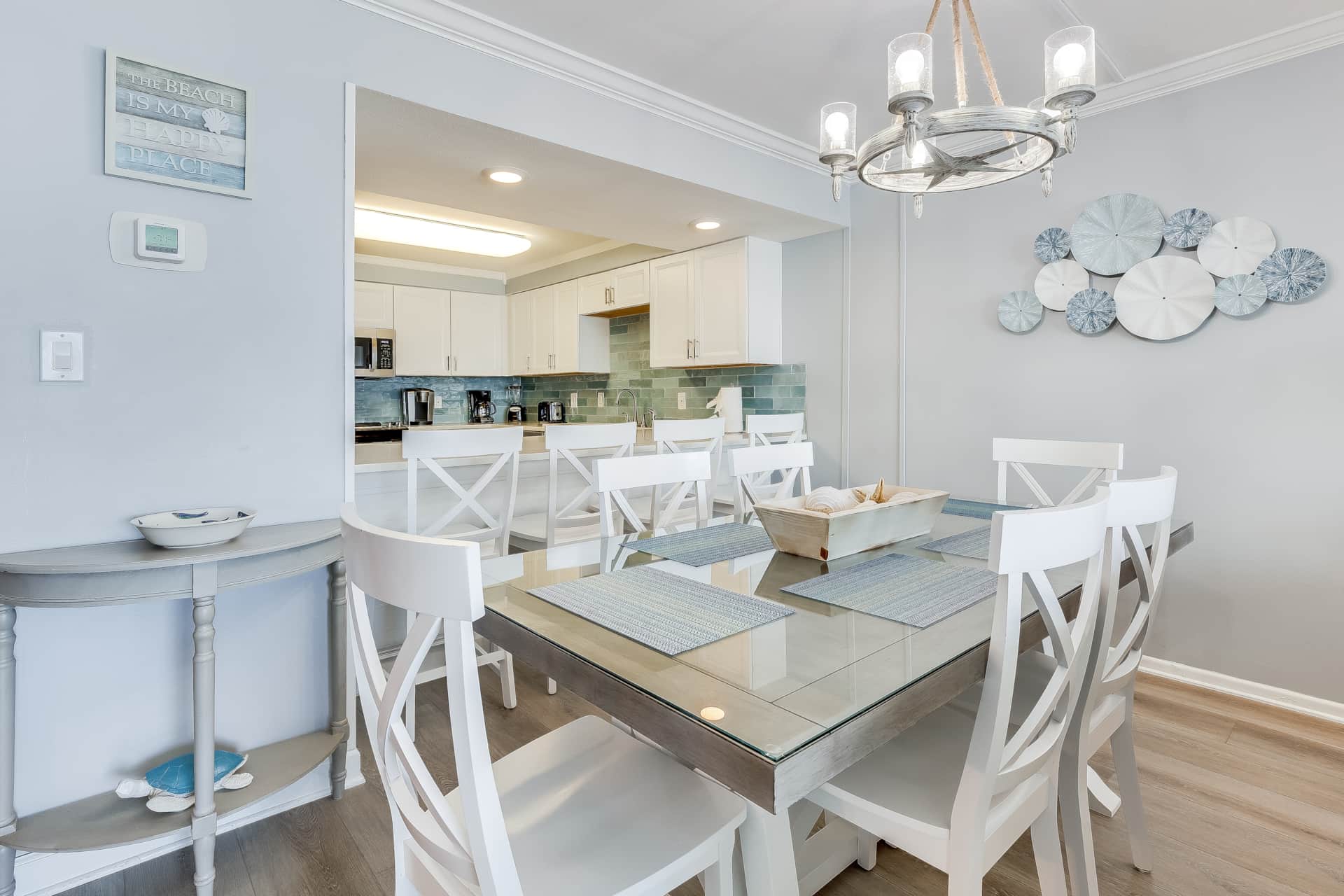 Dining table for 6, plus 4 at the bar!