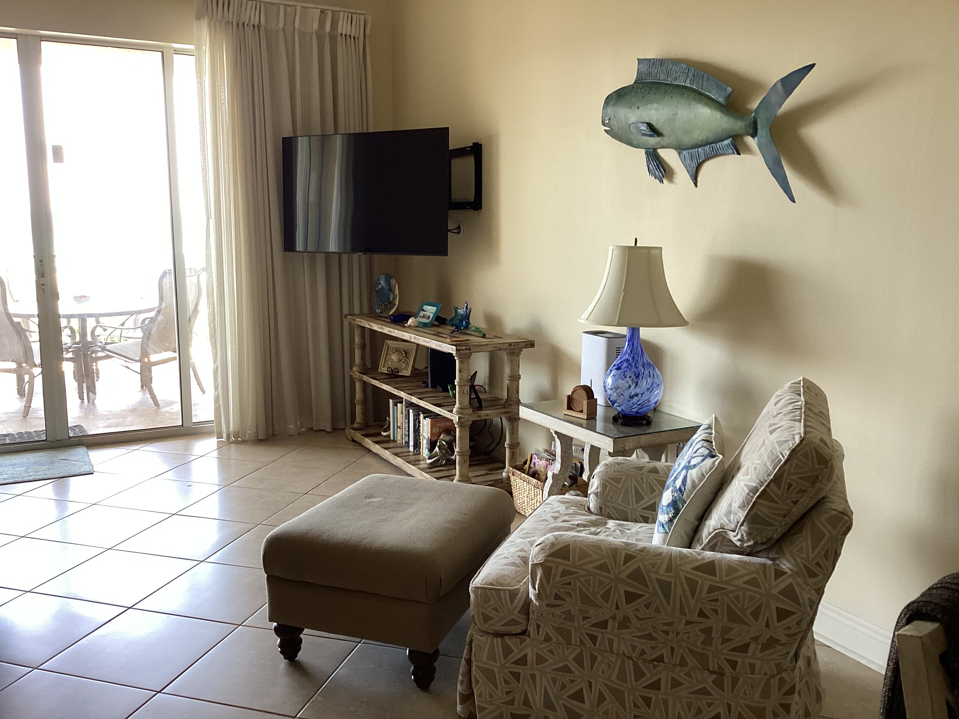 Living room with 55&rdquo;wall mounted TV