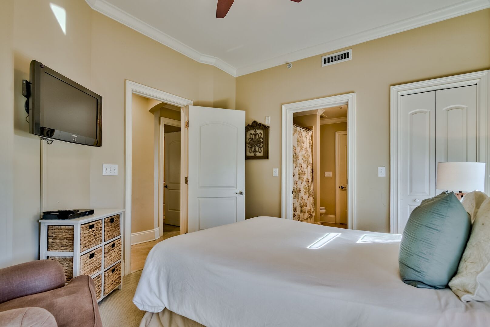 Comfortable Queen Bedroom