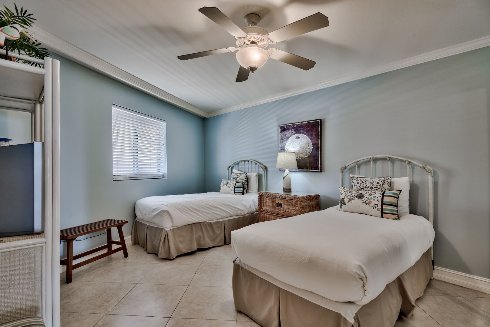 2nd bedroom with 2 twin beds