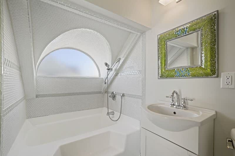 Upstairs bathroom with shower /tub (you need to sit in the tub and use the shower)