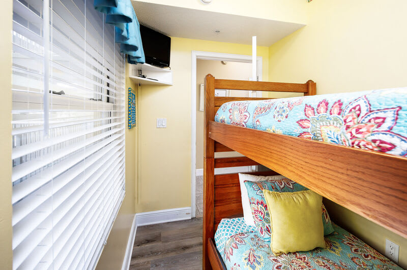 Bunk Room - Waters Edge Resort Unit 212 Fort Walton Beach Okaloosa Island Vacation Rentals