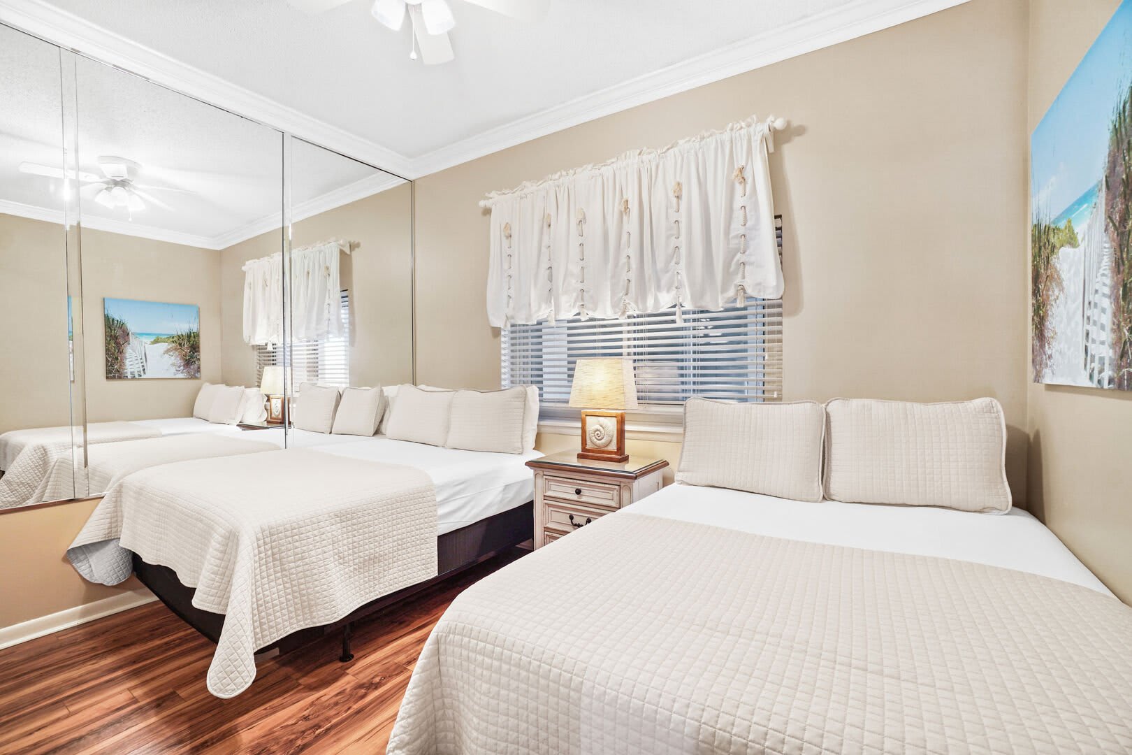 The guest room provides you with two full size beds with crisp white linen and coverlet for a great night of slumber.