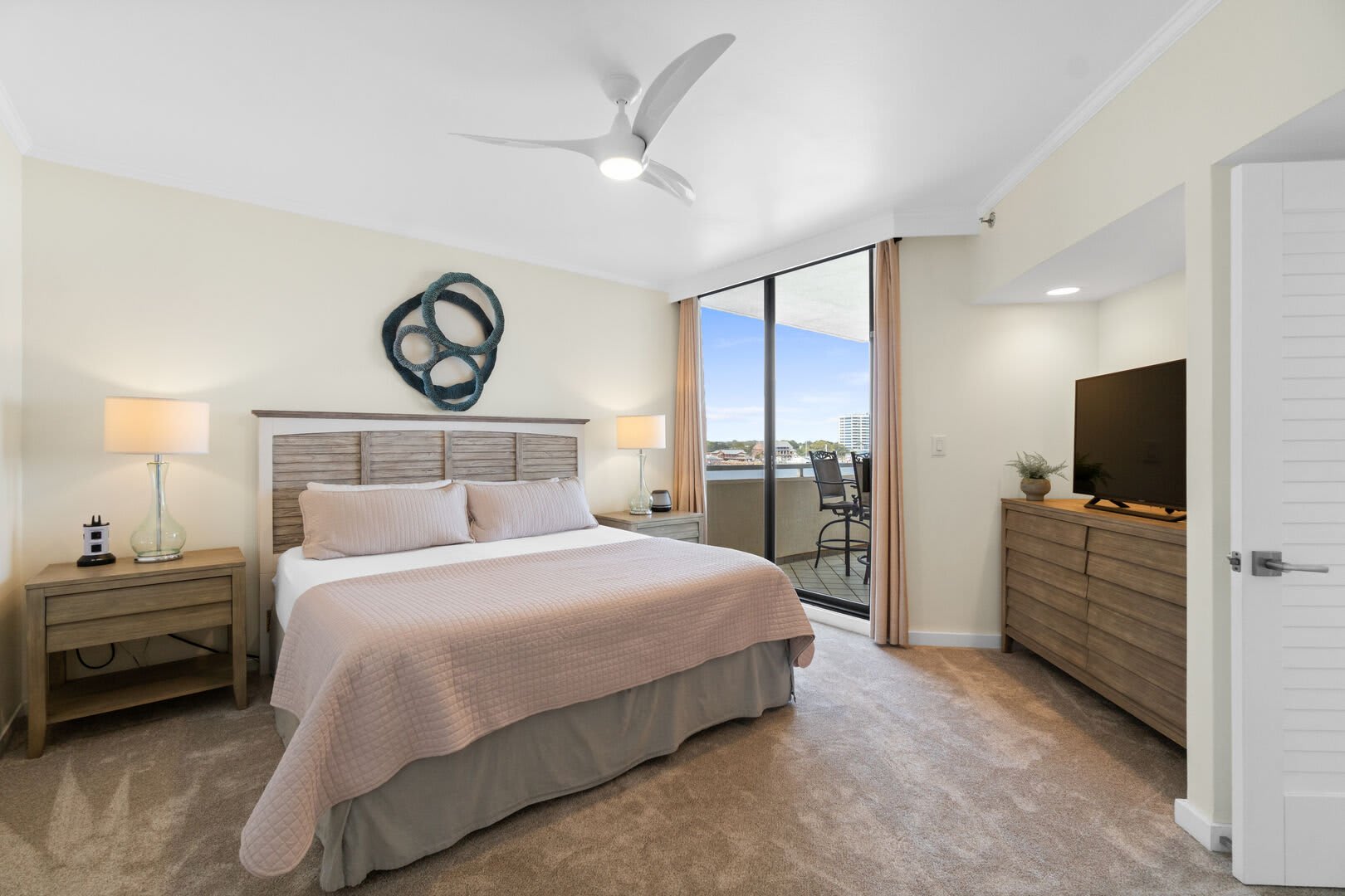 Just off the living area you will find the most cozy, yet roomy and luxurious ensuite to enjoy your relax time and night time. Fresh crisp linens, soft pillows, ceiling fan and 2 side bed table with plenty of light. Enjoy the private balcony area.