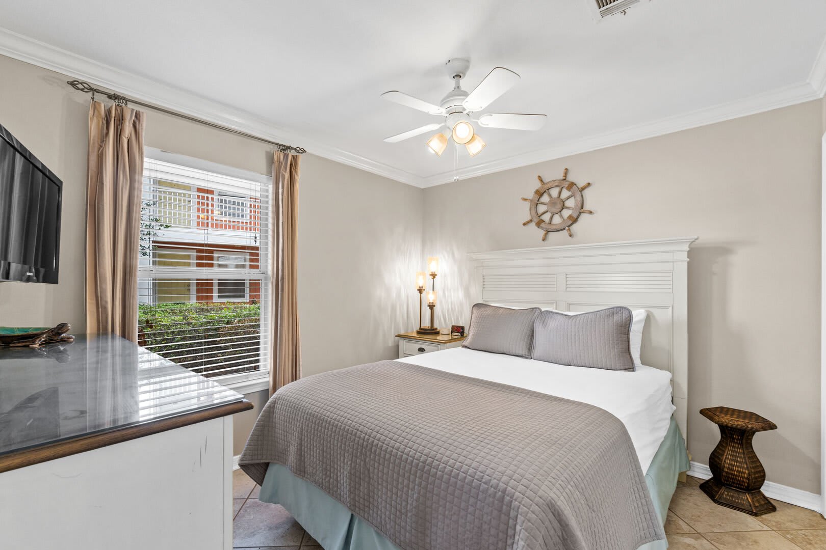 Master bedroom provides a plush queen size bed with crisp white linen and light coverlet for your evening comfort.
