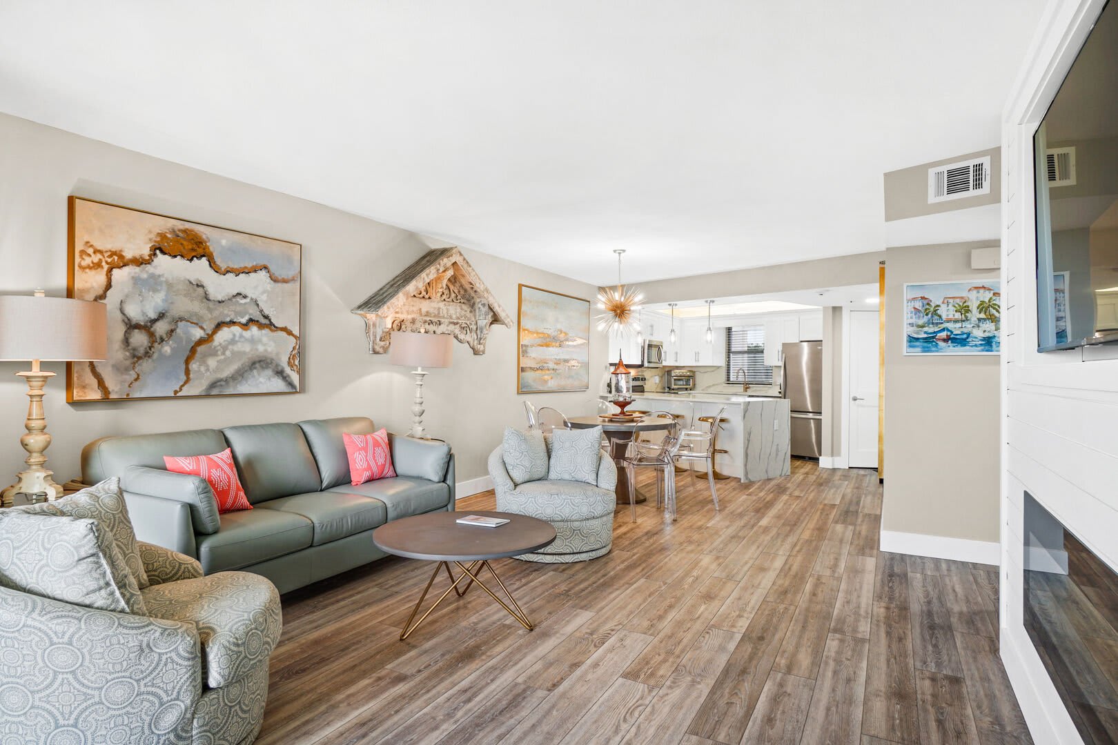 The entire living area is open and airy and provides you with a flat screen TV with cable and free wifi.