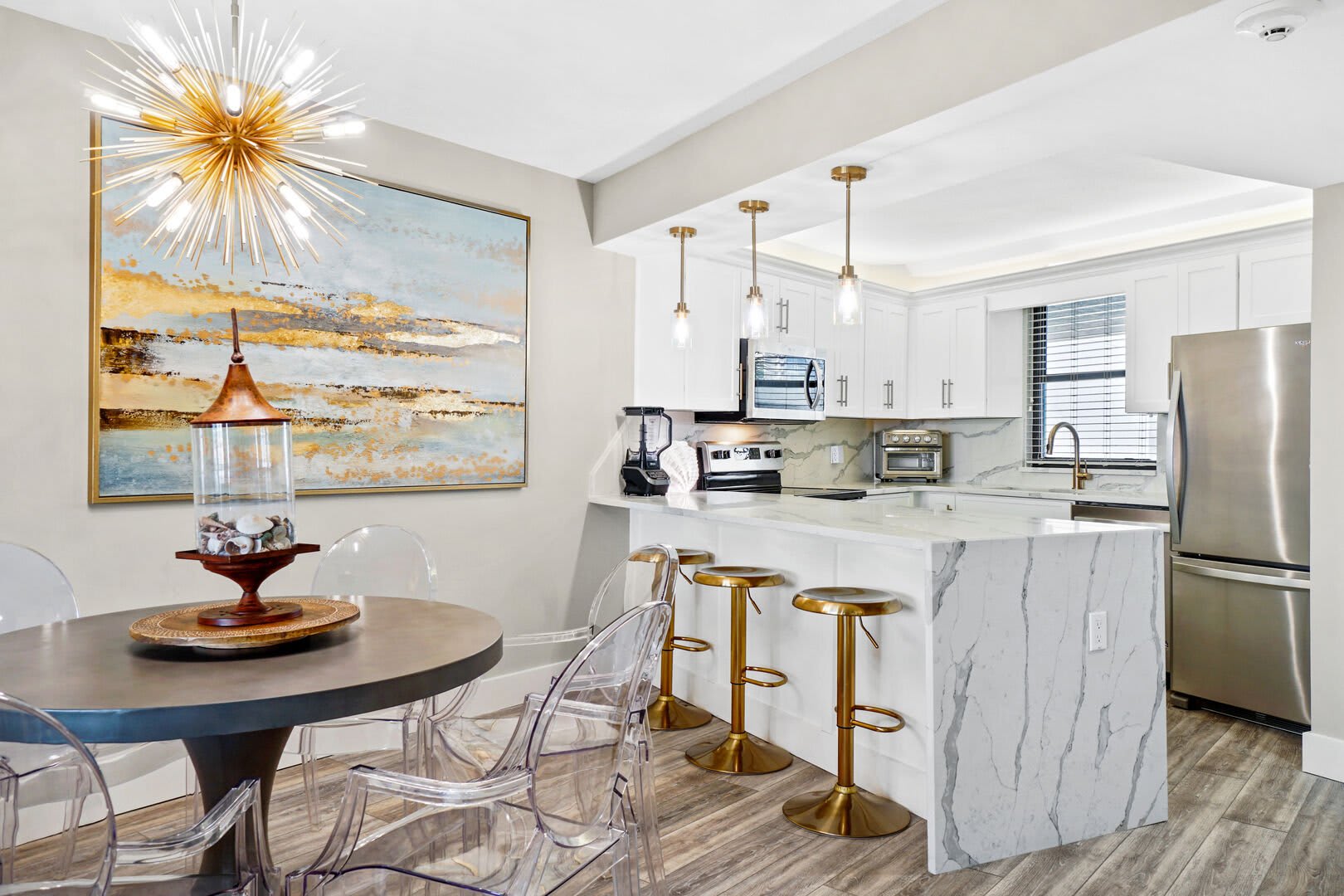 You also have the option to sit at the breakfast bar for a quick breakfast or snack, or just a cup of coffee before starting your day.